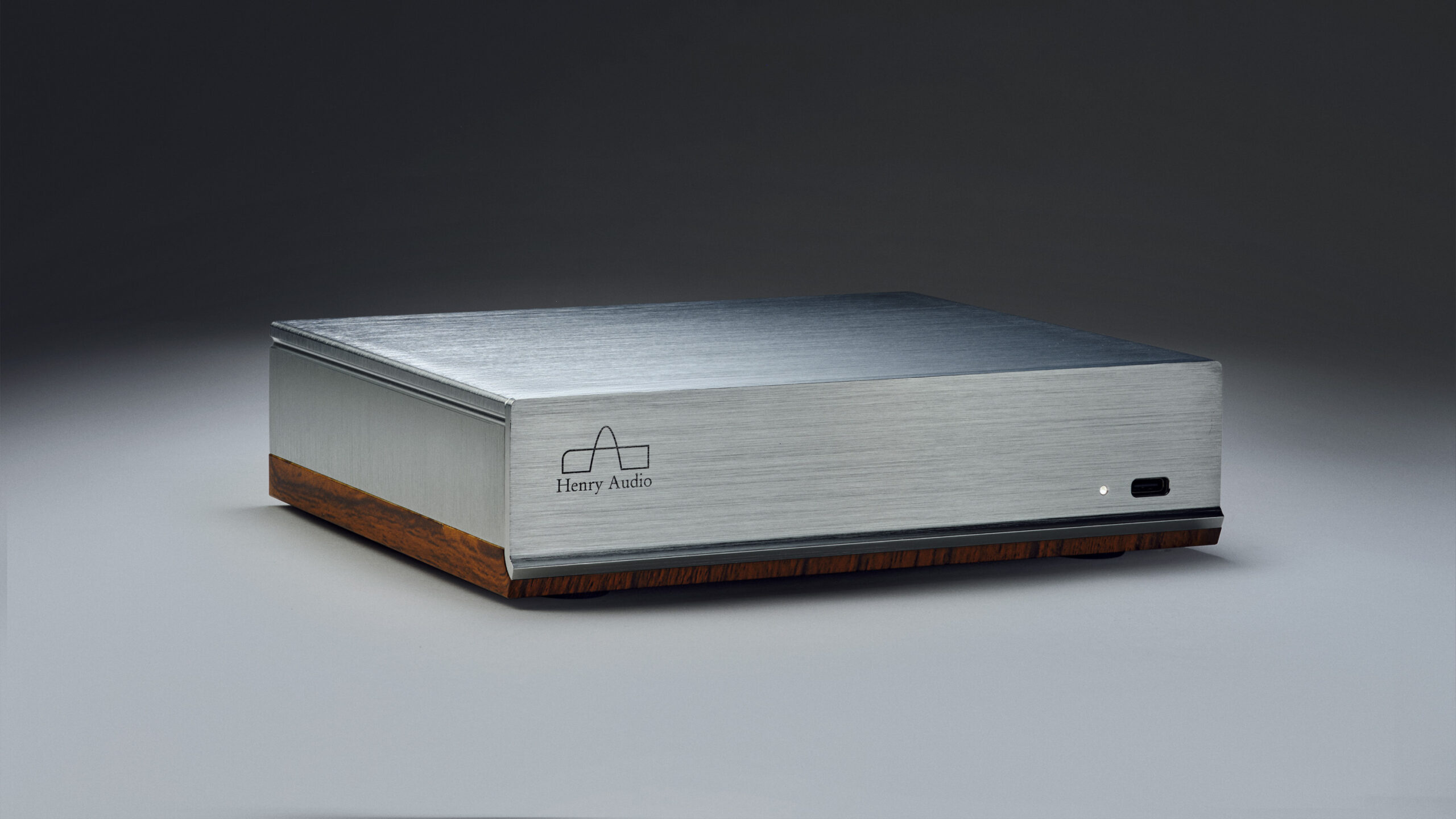 Henry Audio DA 256: Med æstetikken for øje 5 Henry Audio DA 256 front 2 scaled