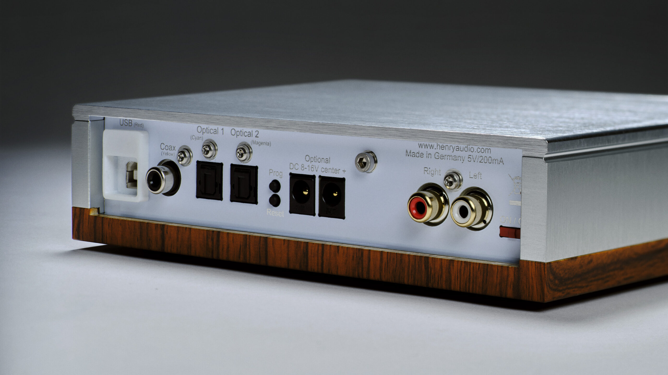 Henry Audio DA 256: Med æstetikken for øje 4 Henry Audio DA 256 rear scaled