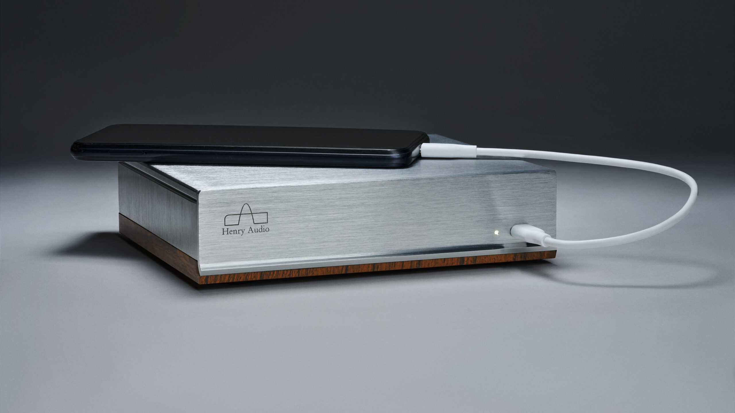 Henry Audio DA 256: Med æstetikken for øje 1 Henry Audio DA 256 with smartphone