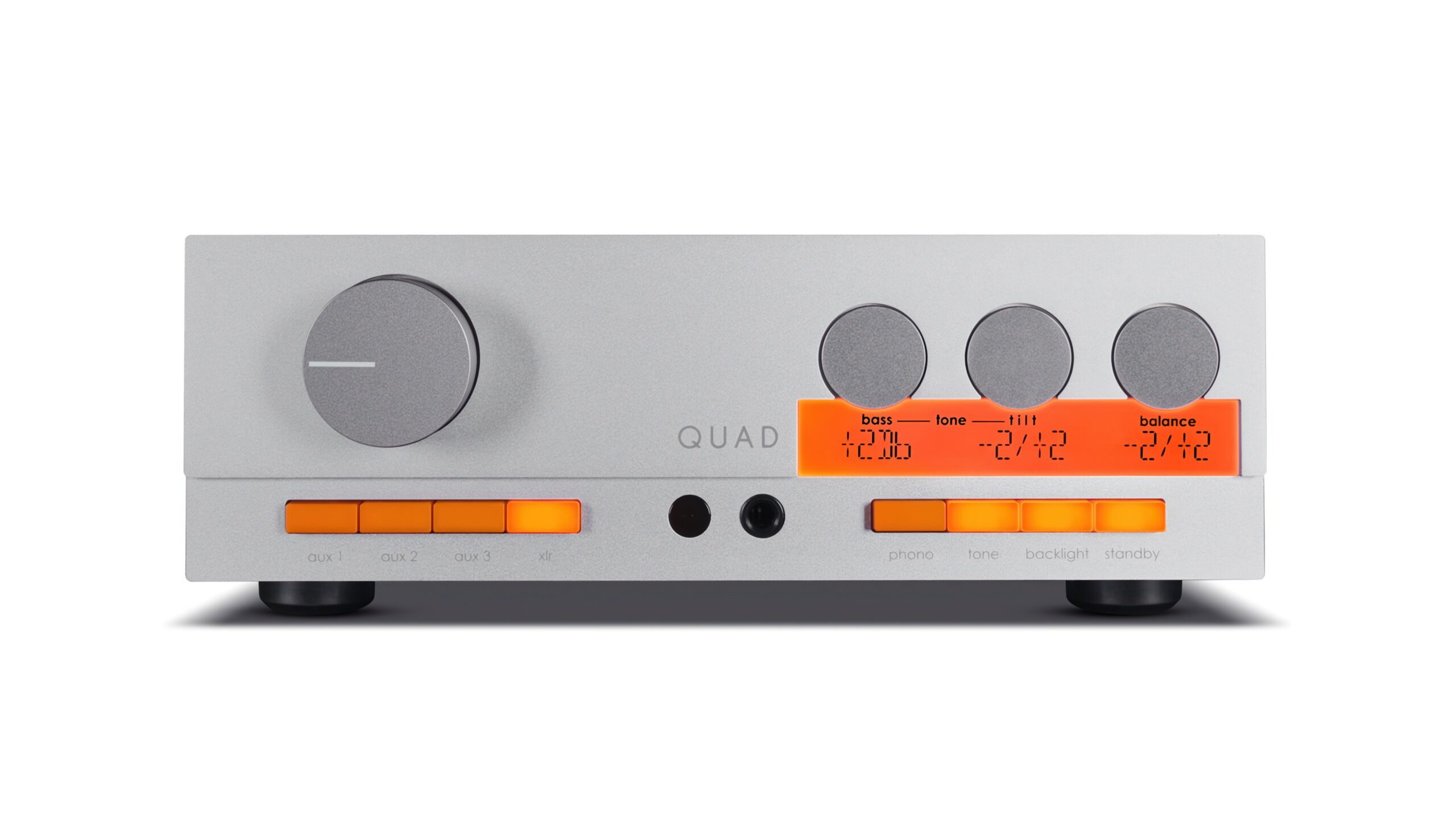 Legendarisk forstærkerpar genopstår efter 57 år 1 Den nye Quad 33 forforsterkeren viderefører det klassiske designet med grå front, oransje knapper og tre forsenkede dreiehjul. LCD-displayet er subtilt integrert i den oransje stripen under kontrollene.