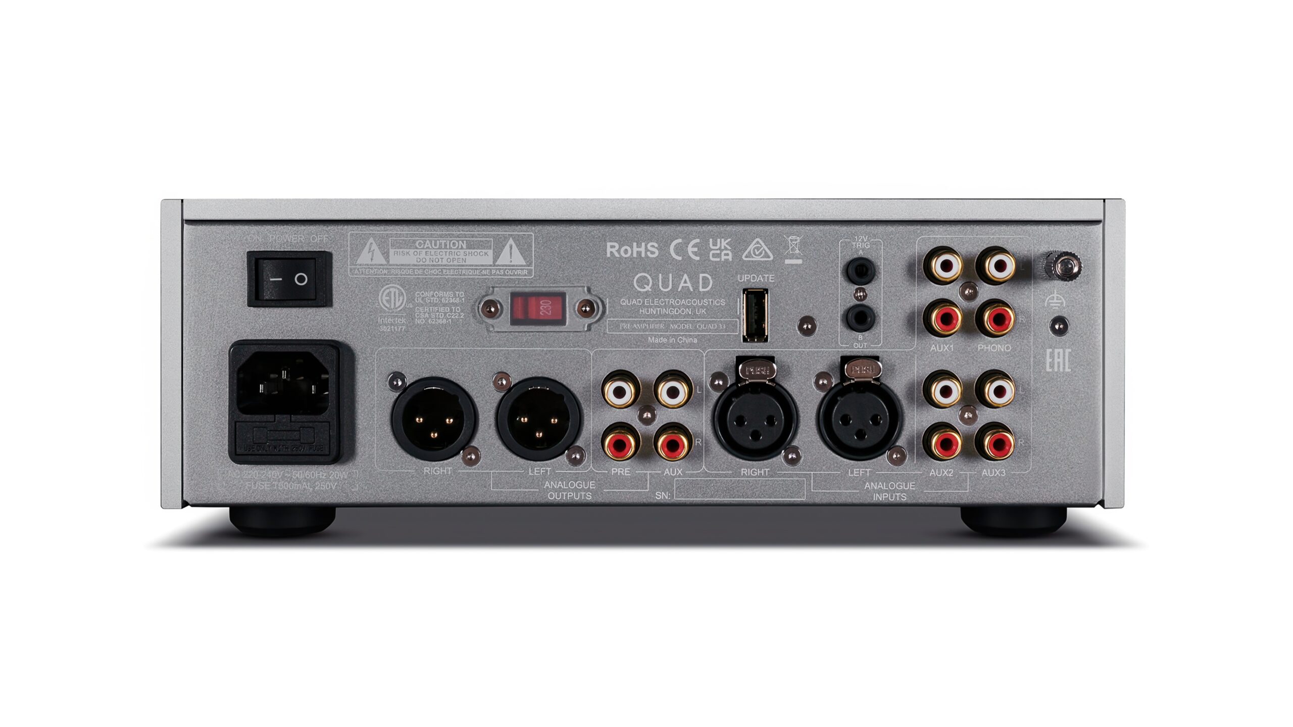 Legendarisk forstærkerpar genopstår efter 57 år 2 Bakpanel på Quad 33 forforsterker med strøminntak, hovedbryter, balanserte XLR-utganger, flere par RCA-innganger og utganger for analog lyd, USB-port for oppdateringer, og diverse sertifiseringsmerker.