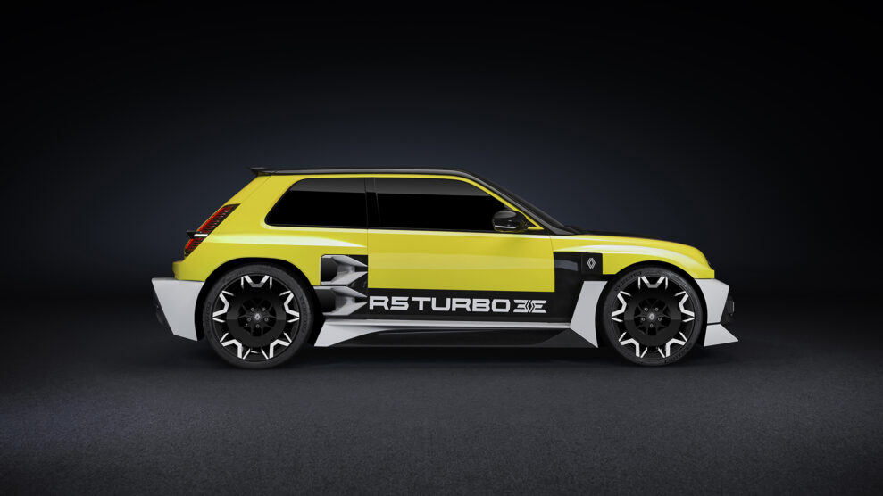 Renault R5 Turbo 3E: Fra rally-helt til elektrisk miniraket 3 Renault R5 Turbo 3E vist fra siden. Den brede bakdelen, futuristiske felgene og de markante luftinntakene gir bilen et kraftfullt uttrykk. Navnet "R5 Turbo 3E" er tydelig langs bilens sidepanel.