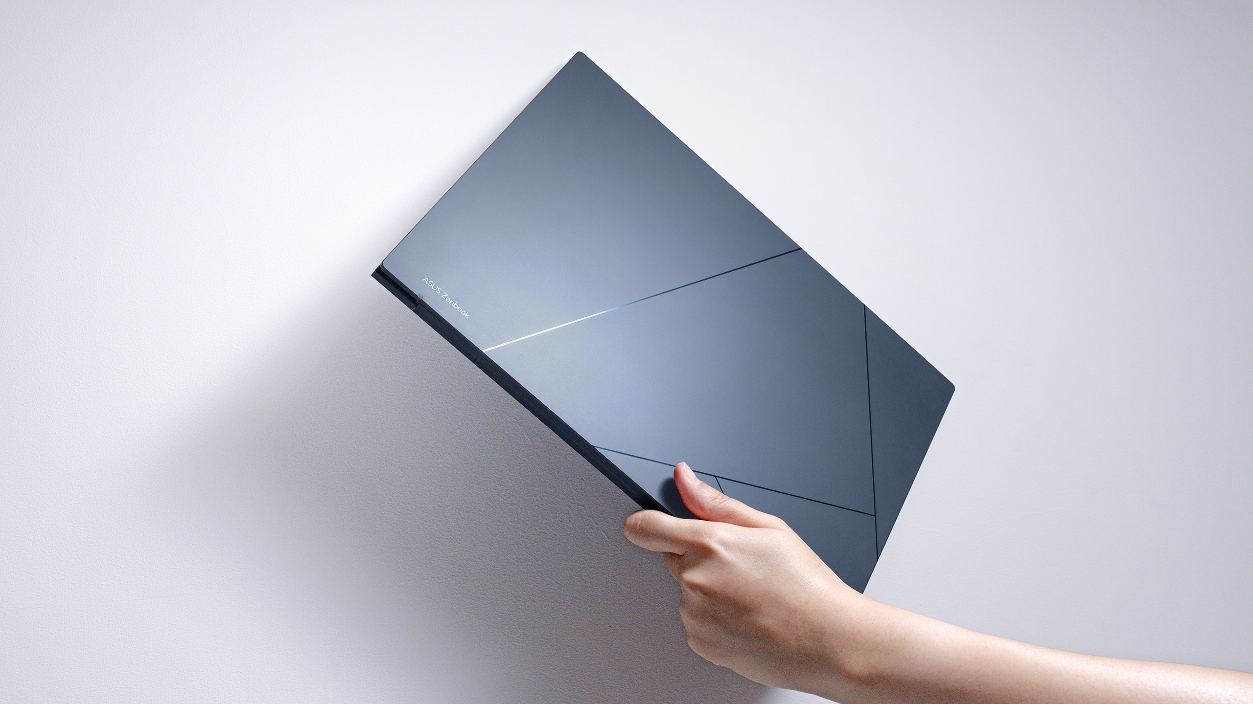 Asus Zenbook 14 OLED (UX3405MAPURE16) 5 ASUS Zenbook 14 OLED UX3405 Scenario photo 05