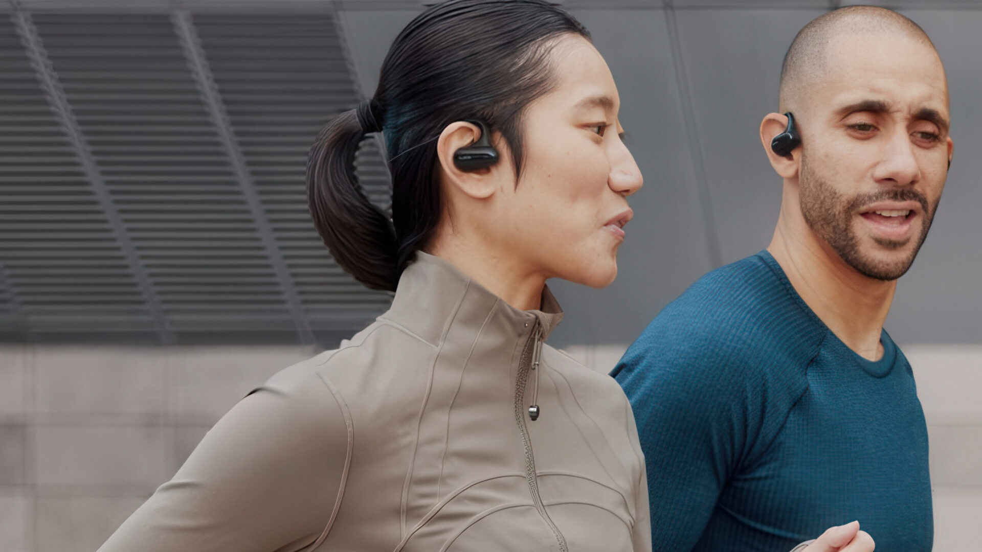 Belkin SoundForm ClearFit lifestyle 2