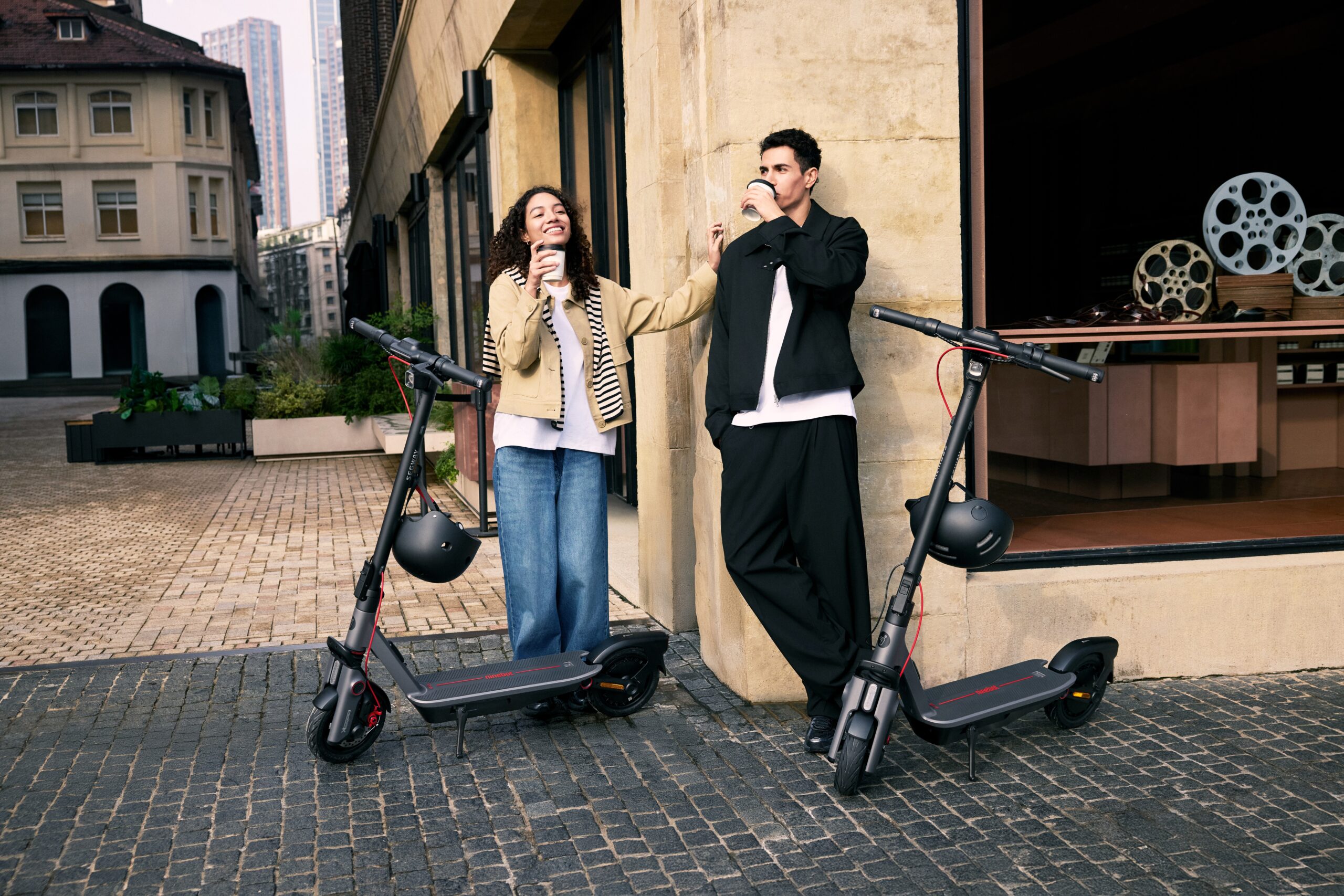 CES 2025: Segway lancerer endelig elektriske cykler 5 Ninebot F3 D Lifestyle picture couple drinking coffee scaled