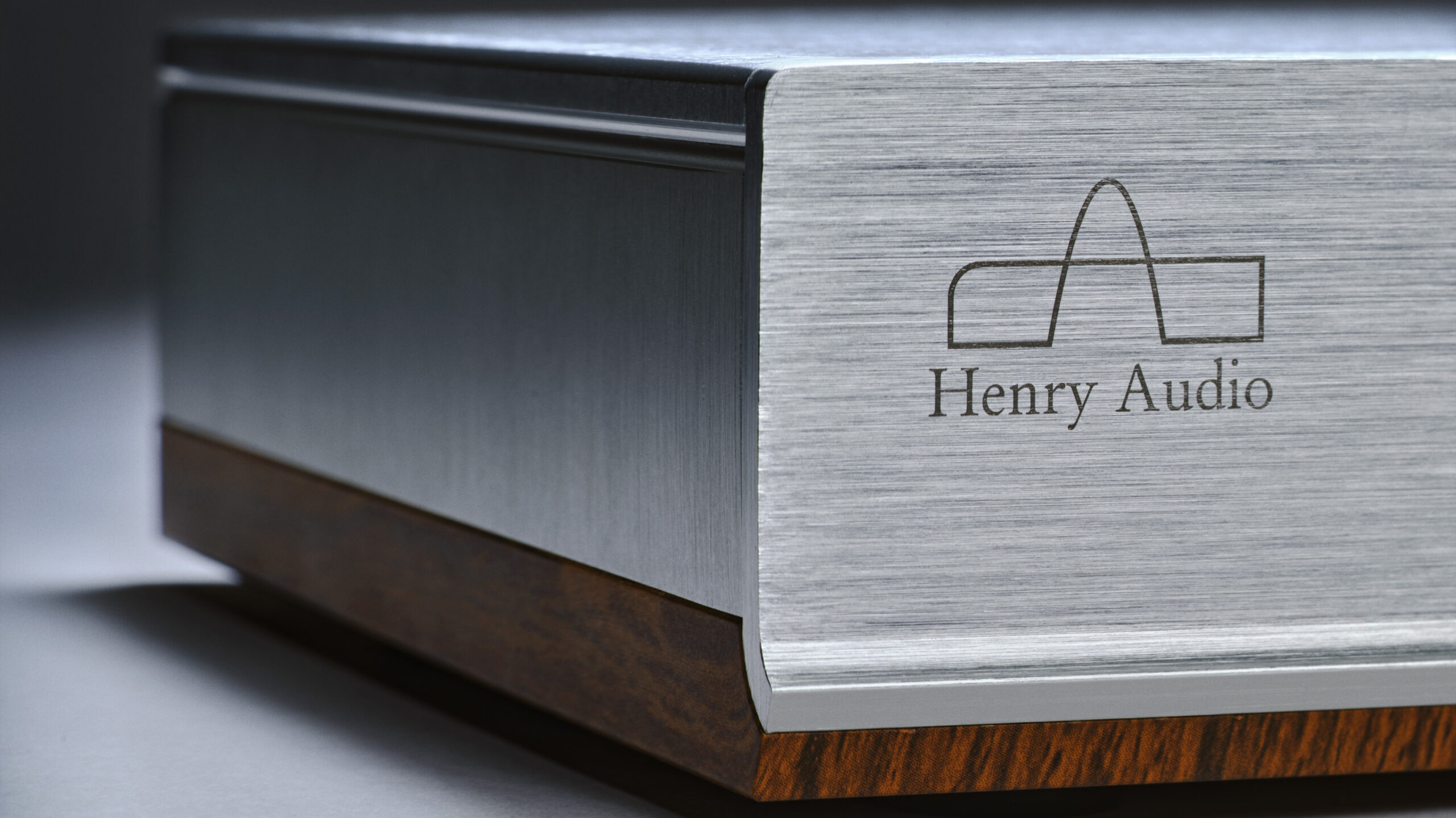 Henry Audio DA 256 1 HenryAudio DA 256 angle closeup 2