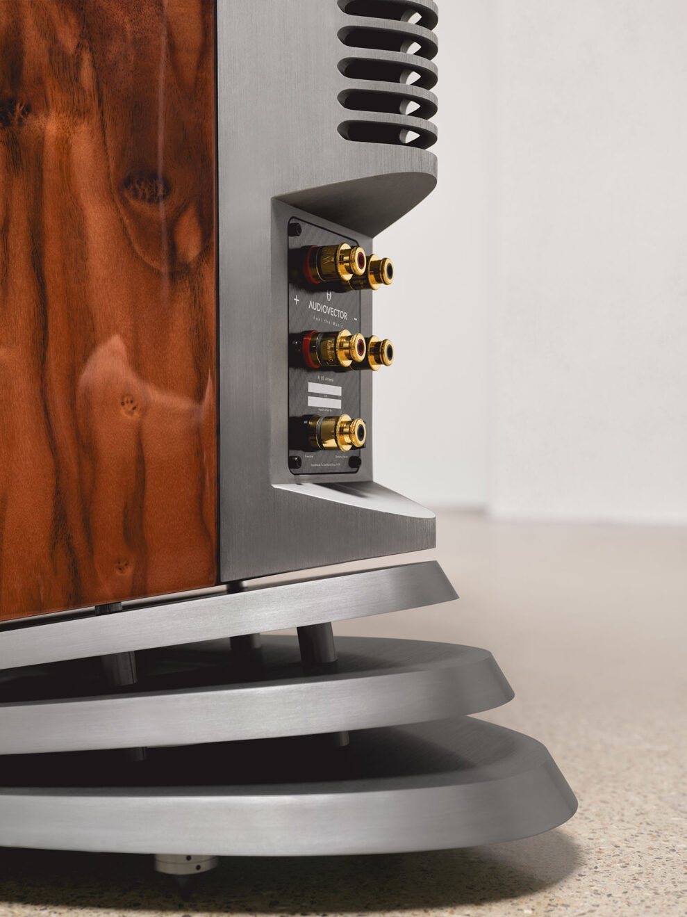Audiovector R 10 Arreté lanceret 3 250310 Audiovector R10 Hero 0220 1