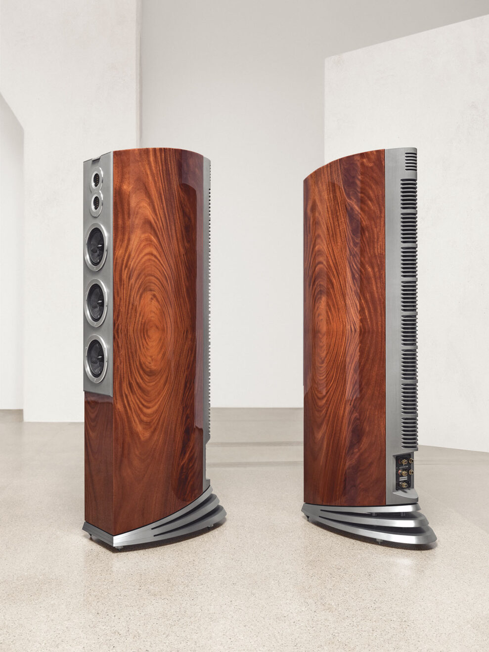 Audiovector R 10 Arreté lanceret 1 250310 Audiovector R10 Hero 0374