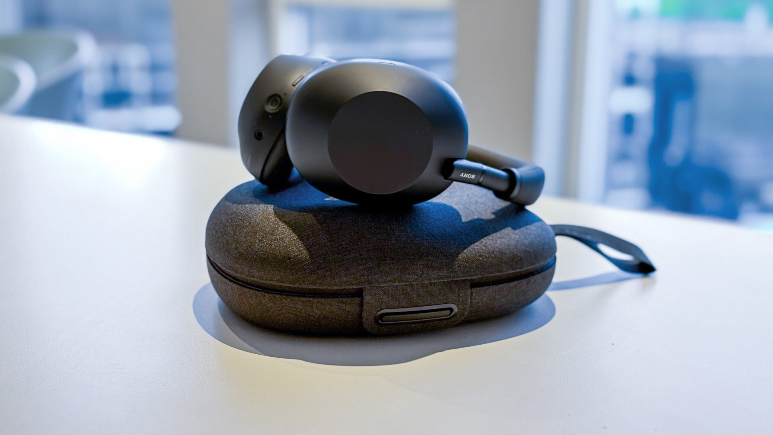 Sony WH 1000XM6 and case geirnordby scaled