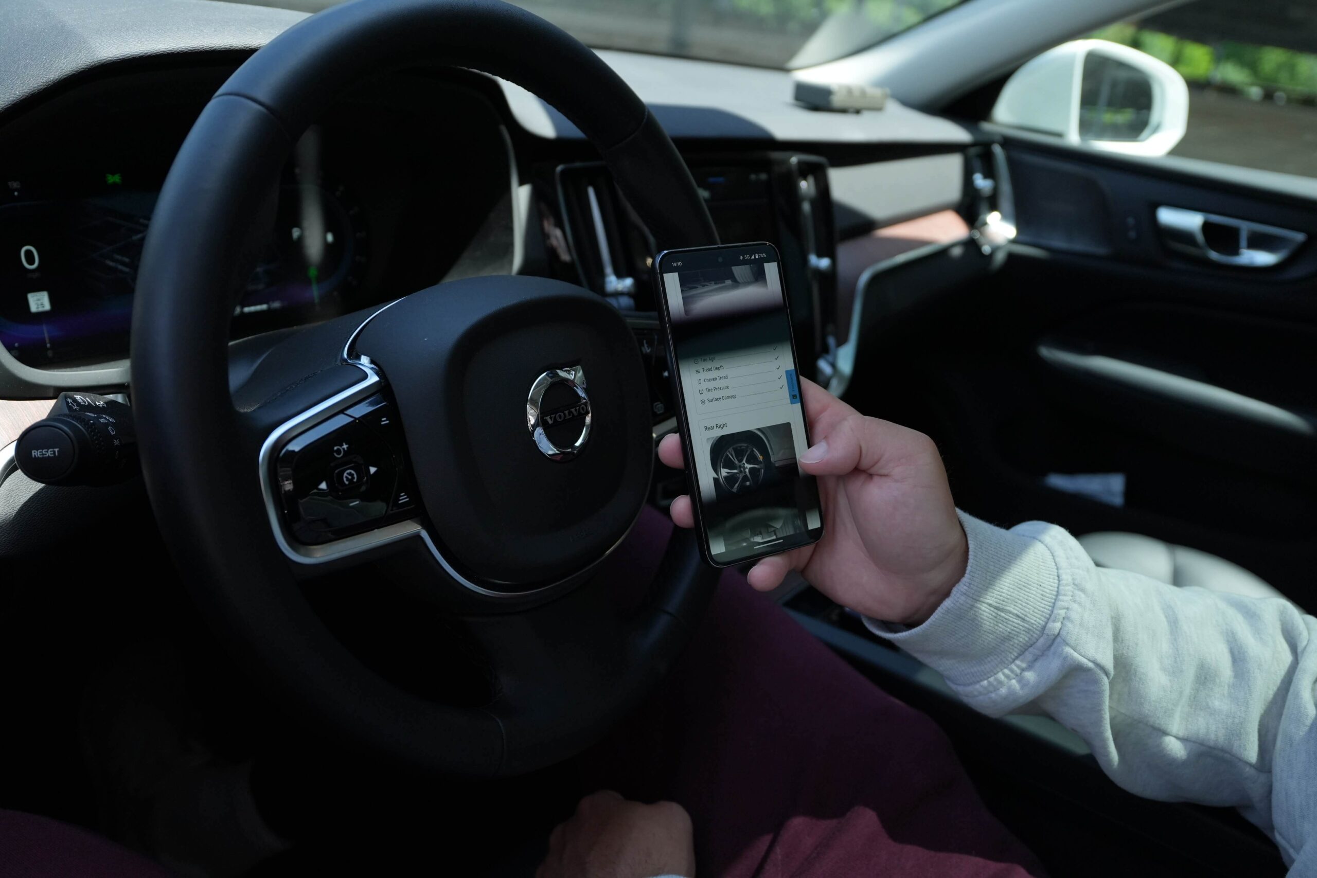 KI-skanner sendte Hertz-kunde en regning på 440 dollar for en ripe på 2,5 centimeter 1 KI-skanner sendte Hertz-kunde en regning på 440 dollar for en ripe på 2,5 centimeter 1