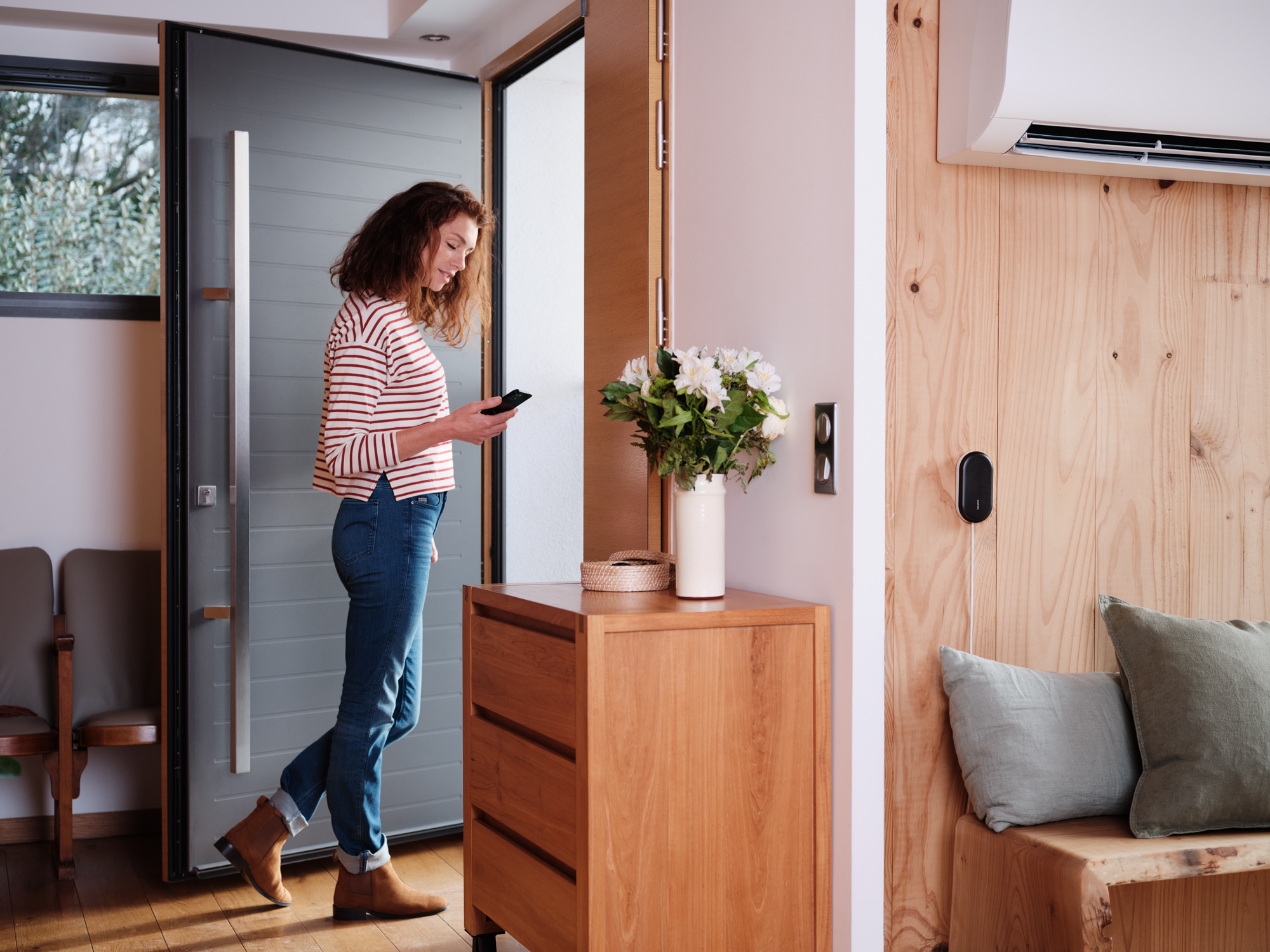 Netatmo Smart AC Controller 3 NAC Woman Leaving Home WEB