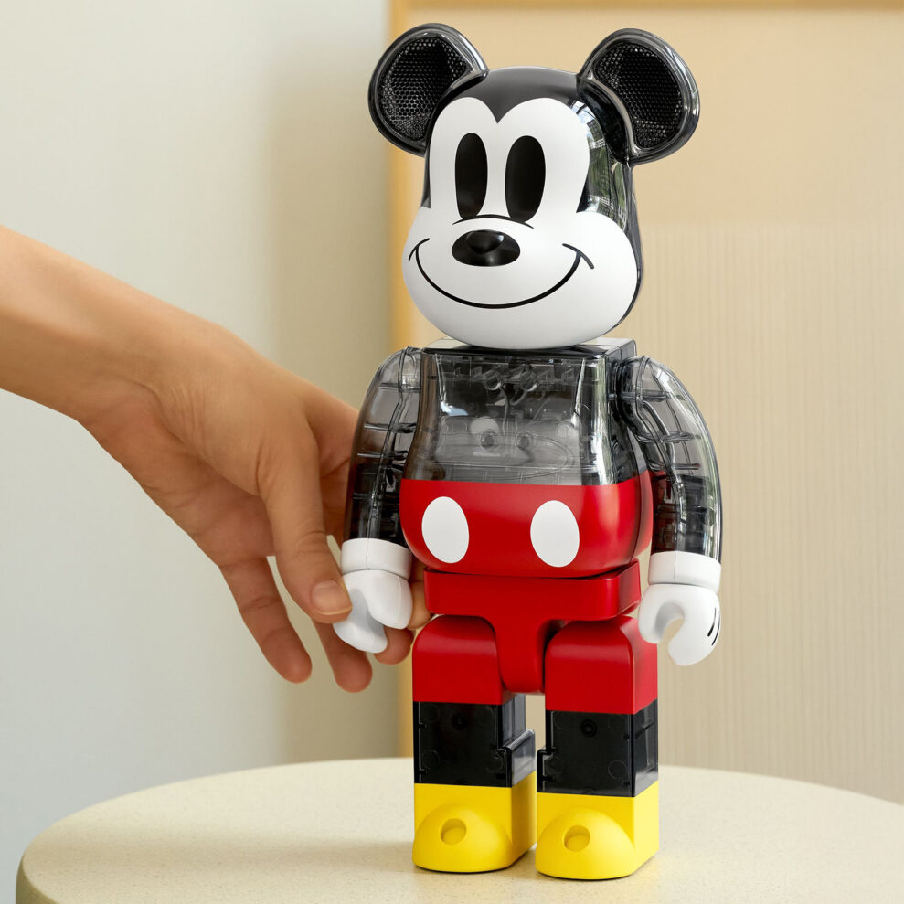 Bearbrick Audio Portrait_hand