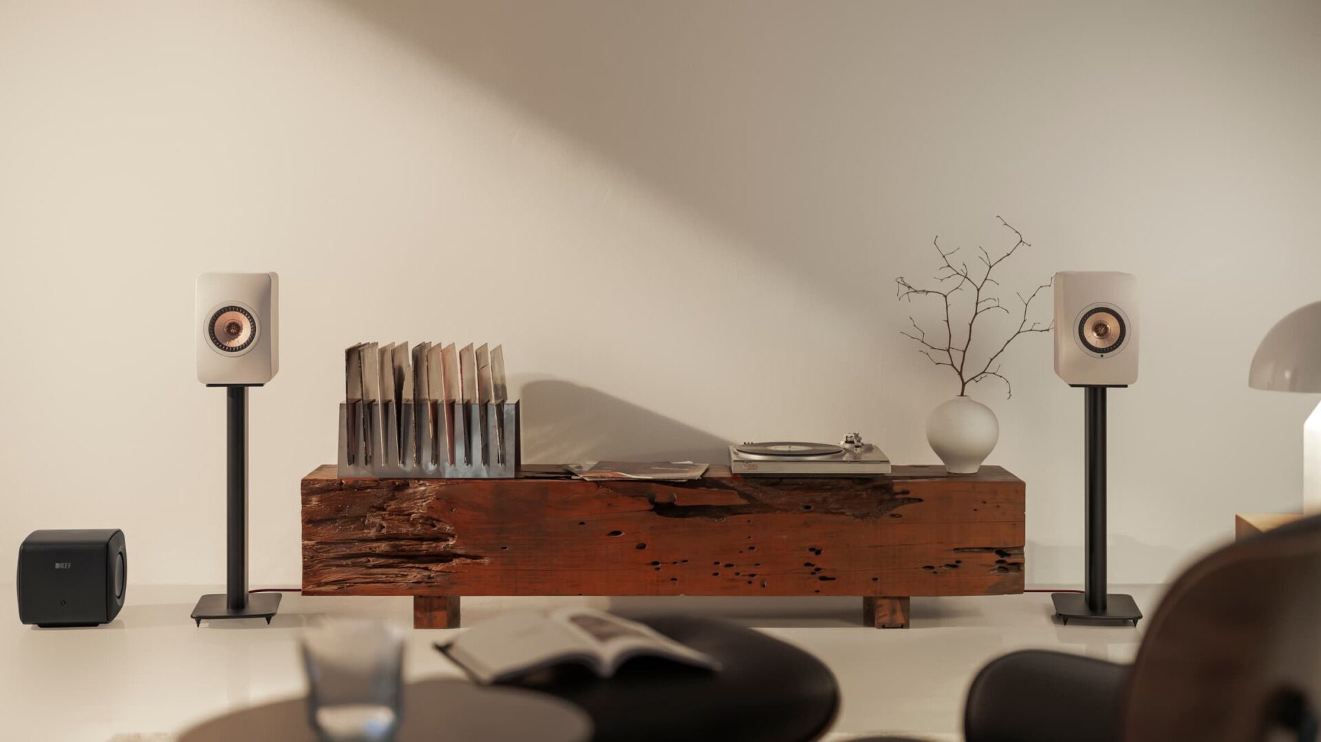 KEF LS50 får to nye elegante farver – Moss Green og Sand Shell