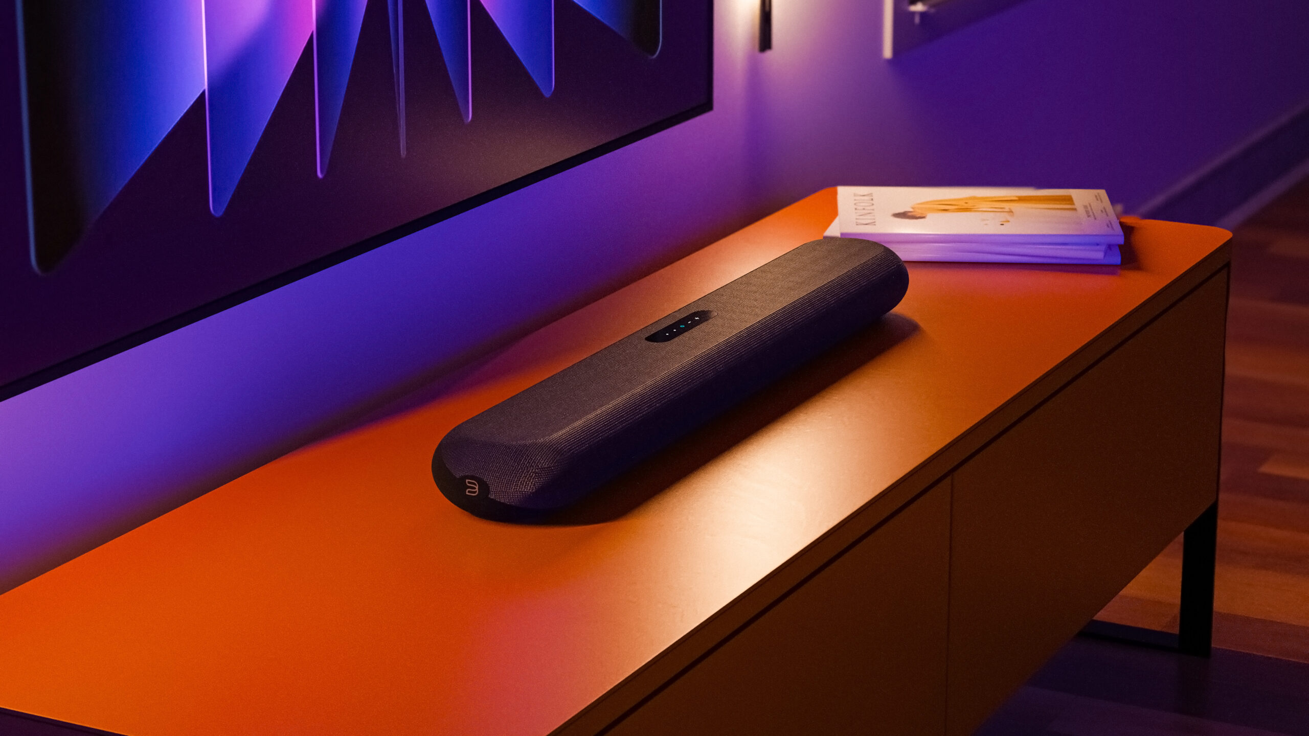 Pulse Cinema: Endelig to nye soundbars fra Bluesound 2 PULSE CINEMA MINI Lifestyle on credenza night