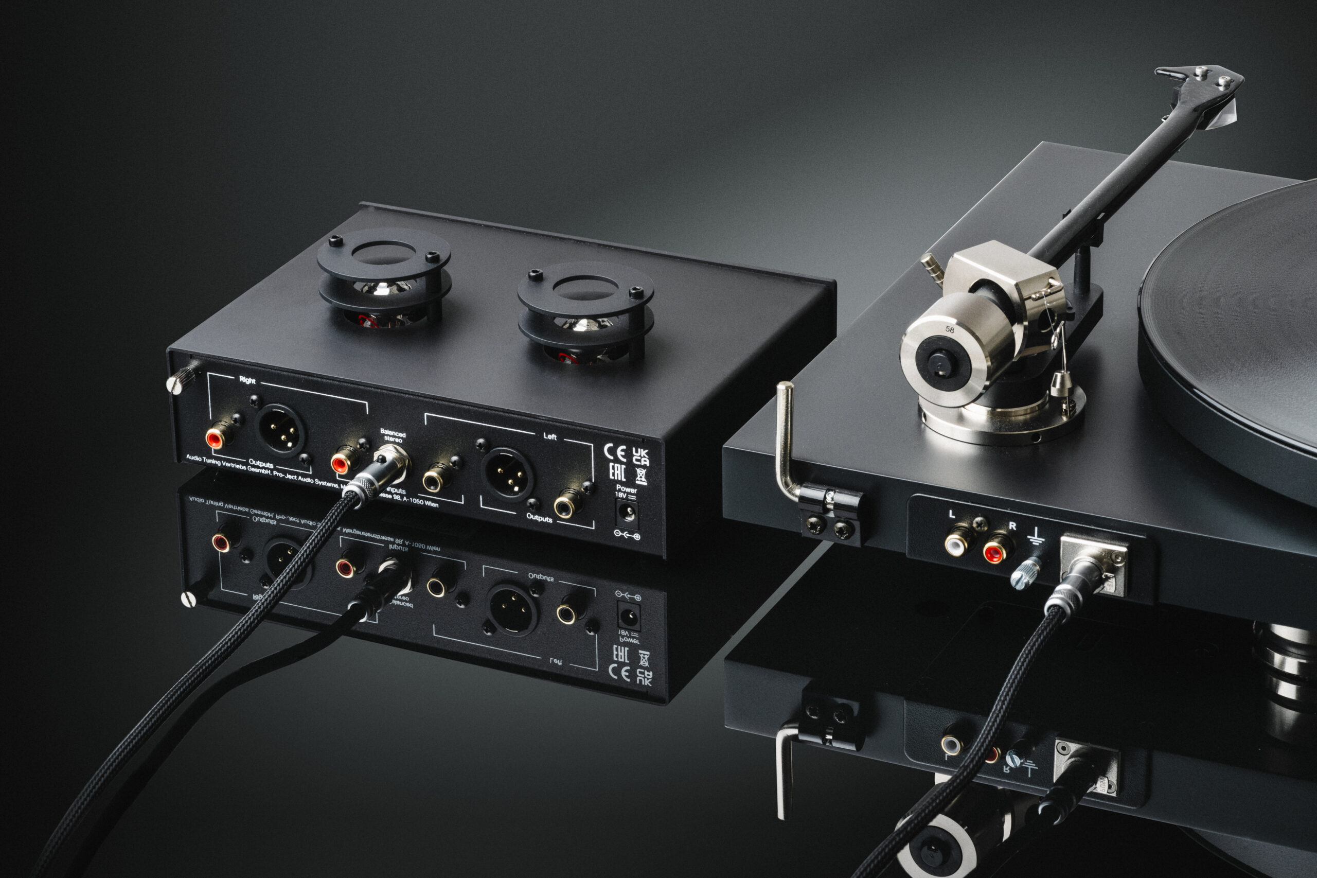 Pro-Ject Tube Box S3 B og Tube Box E 2 Tube Box S3 B lifestyle 4 scaled