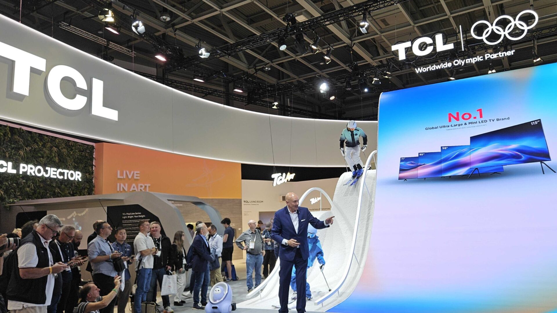 IFA 2025: TCL klar til vinter-OL med kæmpestore TV’er – og surroundsound