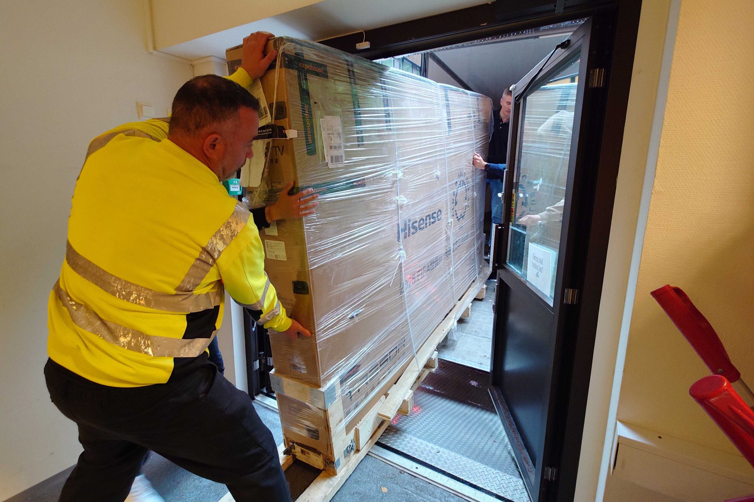 Verdens største TV på testbænken: Hisense 116UX 1 20250911 091943192 scaled