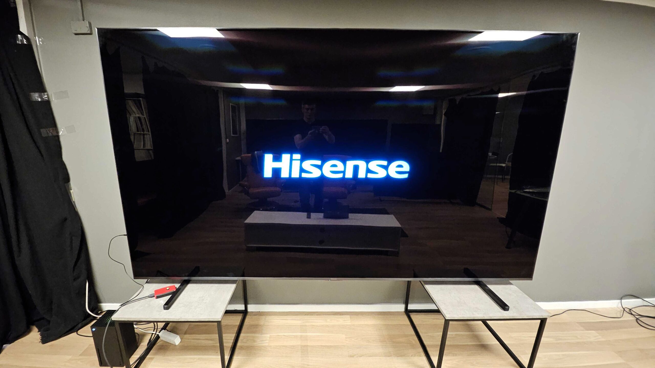 Hisense 116UXQ glossy screen scaled