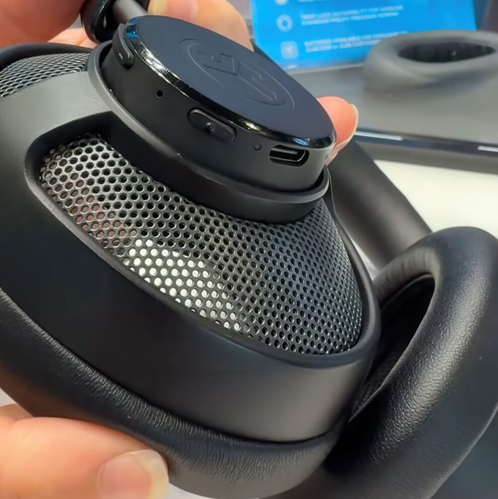 IFA 2025: JBuds Open er helt åbne trådløse hovedtelefoner 1 JLab JBuds Open closeup