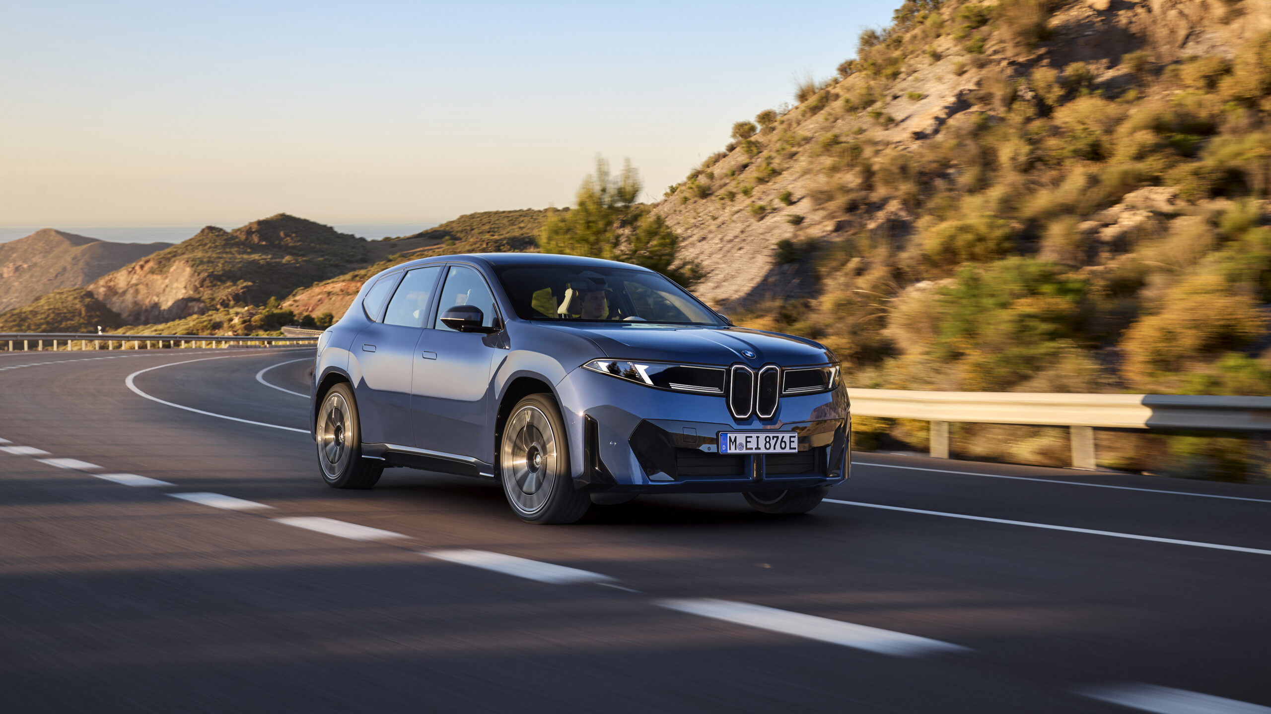 P90615617_highRes_the-new-bmw-ix3-50-x