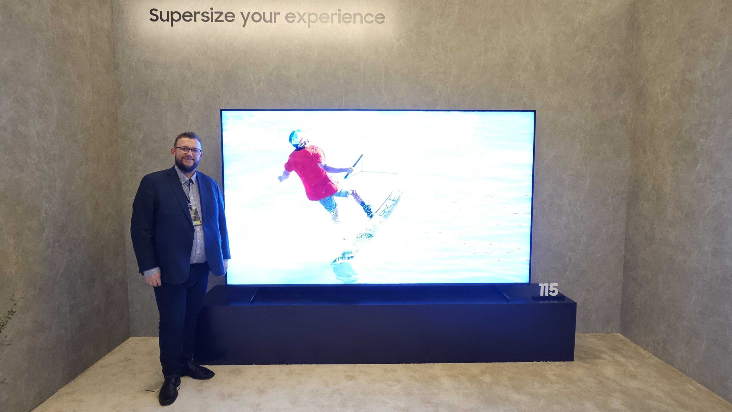 115QN90F: Nu kan du købe Samsungs nye kæmpe-TV 1 Samsung 115QN90F CES 2025 2 scaled