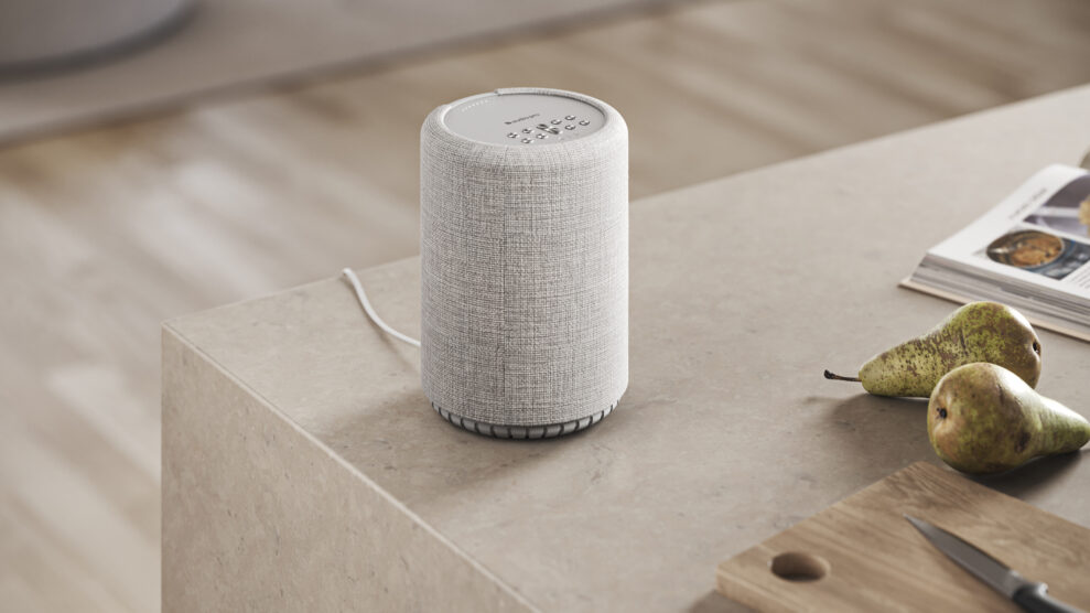 wireless multiroom speaker A10MkII W lightgrey lifestyle01 airplay2 google cast chromecast AudioPro