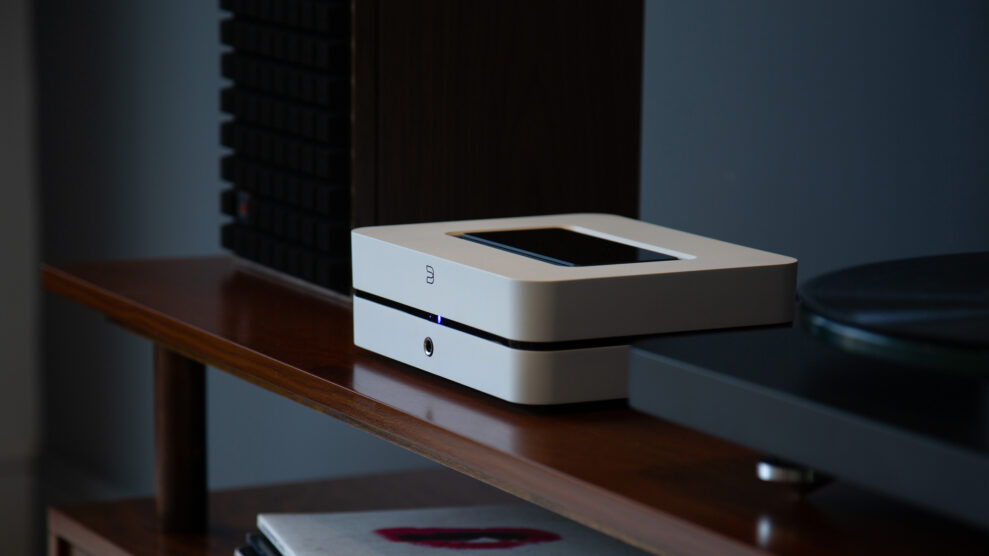 Bluesound POWERNODE White with turntable Low Right