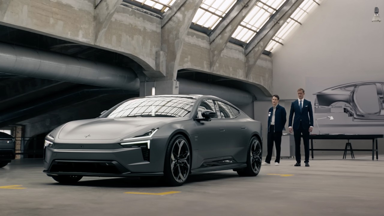 Se Alexander Skarsgård som James Bond i Polestar 5