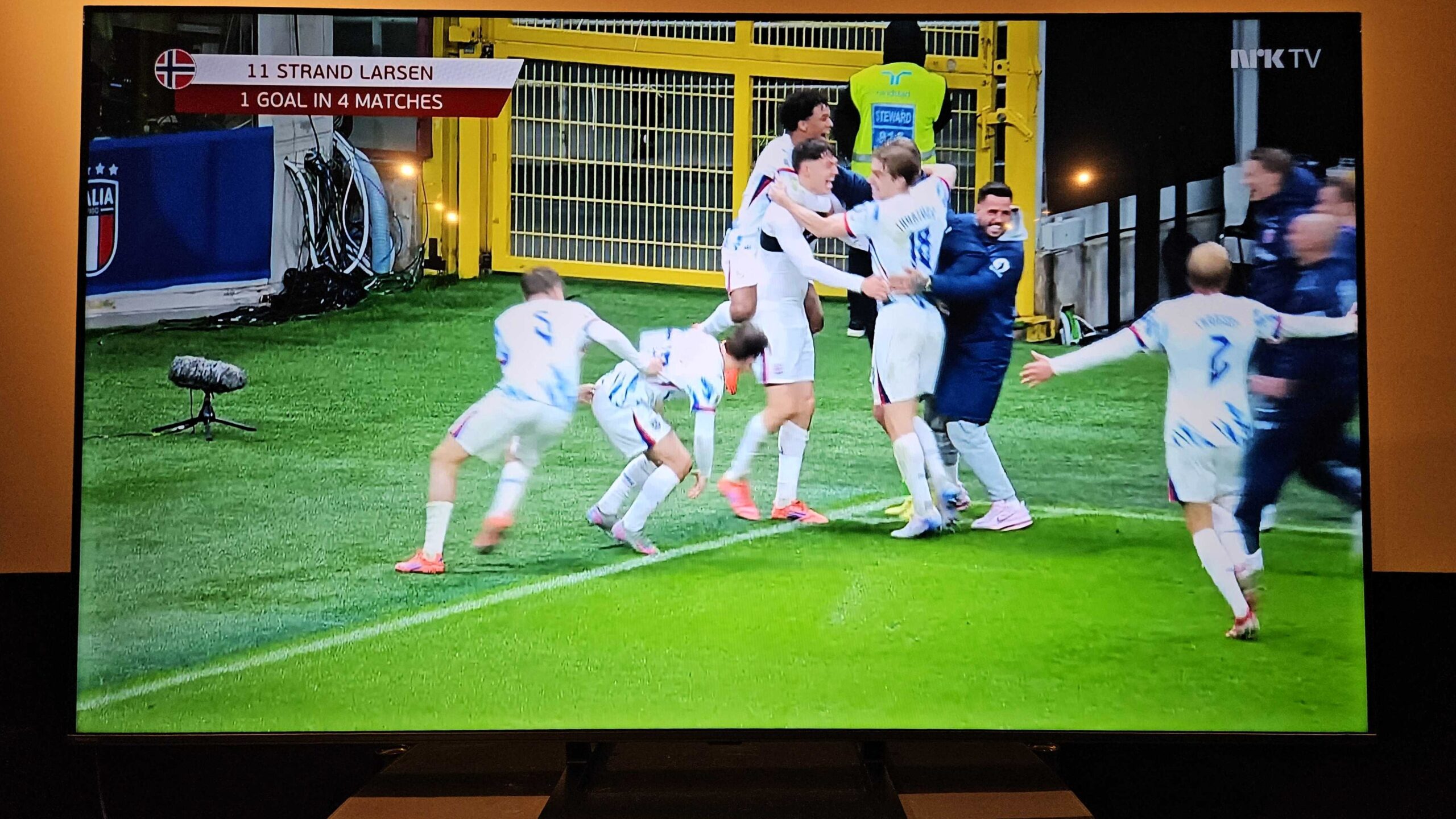 Vi hamstrer store TV-skærme under Black Week 1 Norges 4-1-seier over Italia ble den mest sette landskampen i Norge på 22 år, melder norske TV 2. (Foto: Audun Hage)