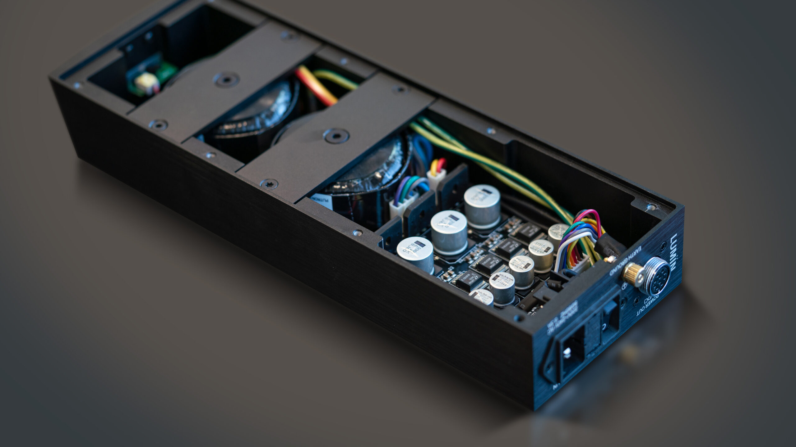 Lumin X2: Flagskibsstreamer med kompromisløs DAC 2 LUMIN X2 PSU inside scaled 1