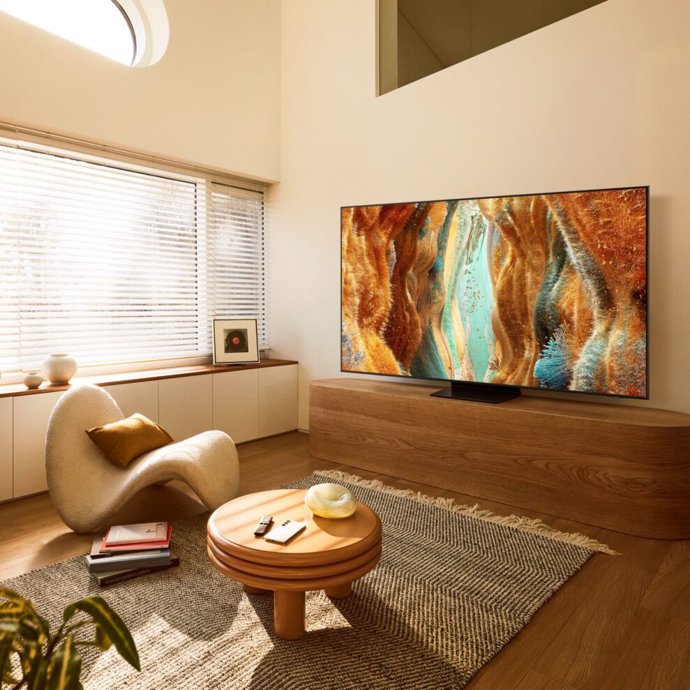 QN70F_PERS_STAND_BeautyShot_21654-1-R2 QN70F_PERS_STAND_BeautyShot_21654-1-R2