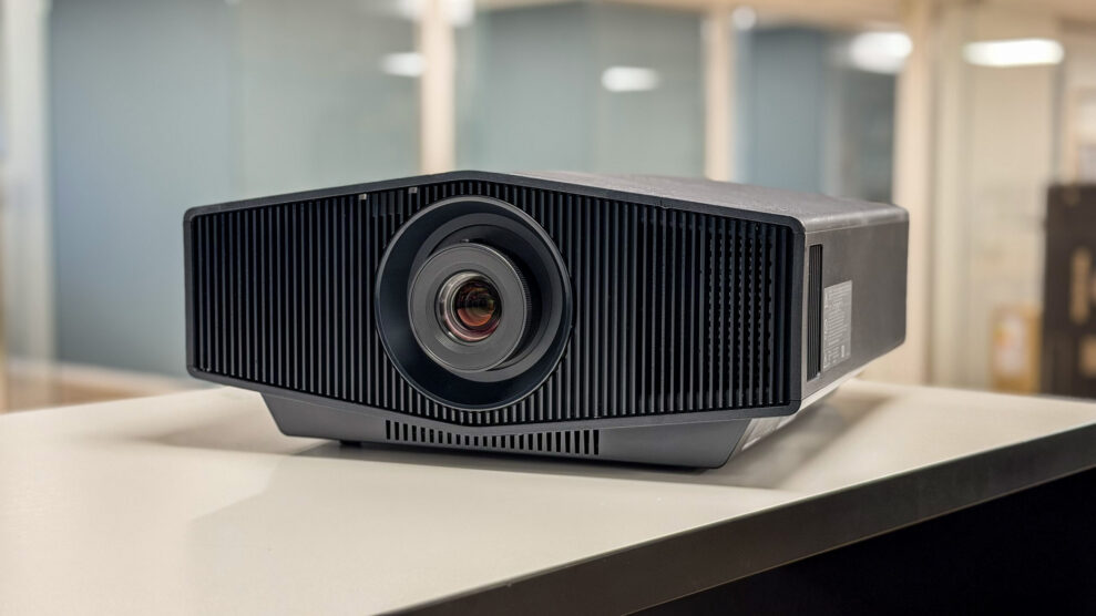 Top 10 - Hjemmebiograf 19 Sony Bravia Projector 7 spread geirnordby scaled 1