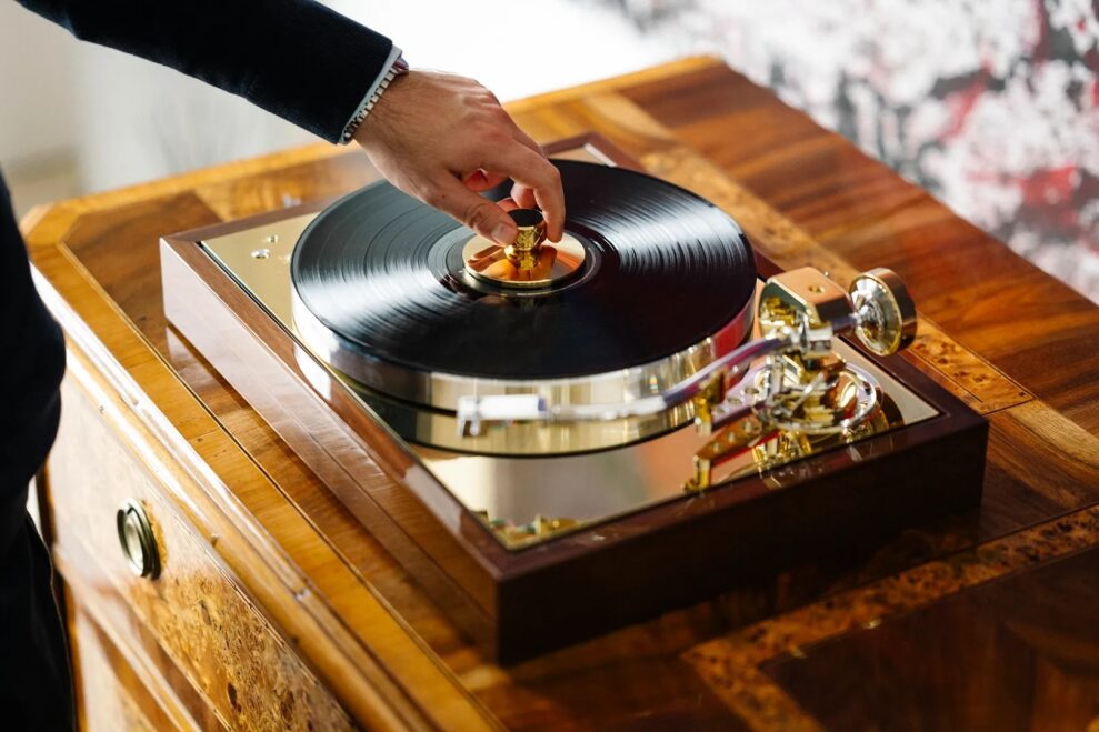 Pro-Ject The Classic Reference 1 The Classic Reference Acacia Brass lifestyle 1.jpg
