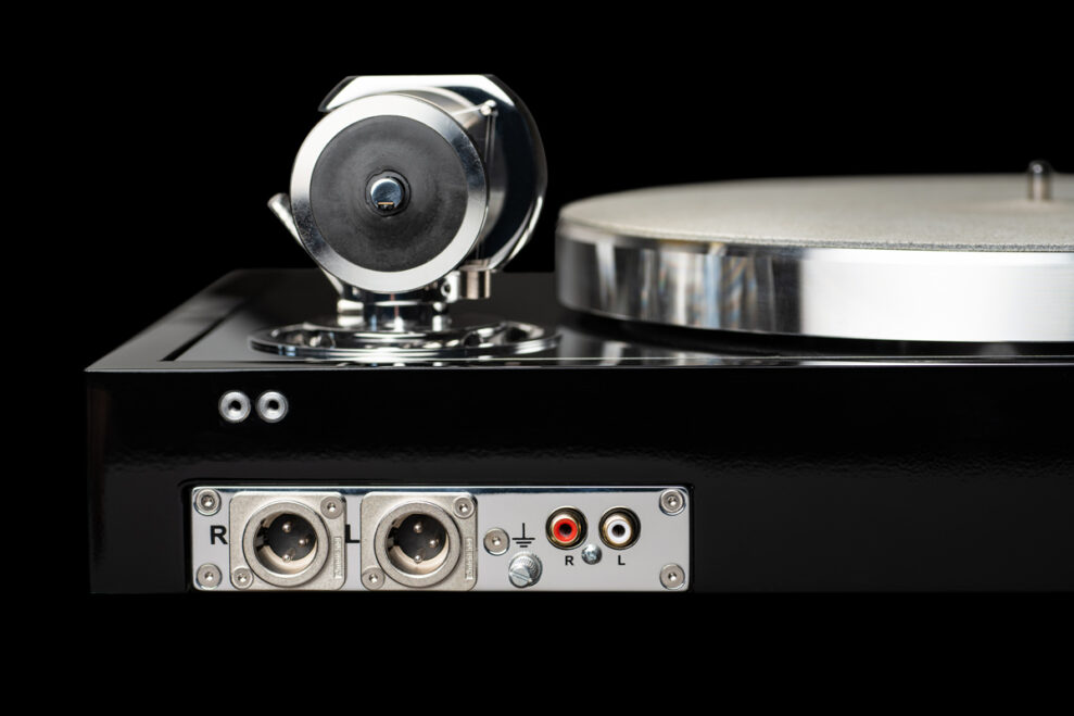 Pro-Ject The Classic Reference 5 The Classic Reference Piano Silver lifestyle 02