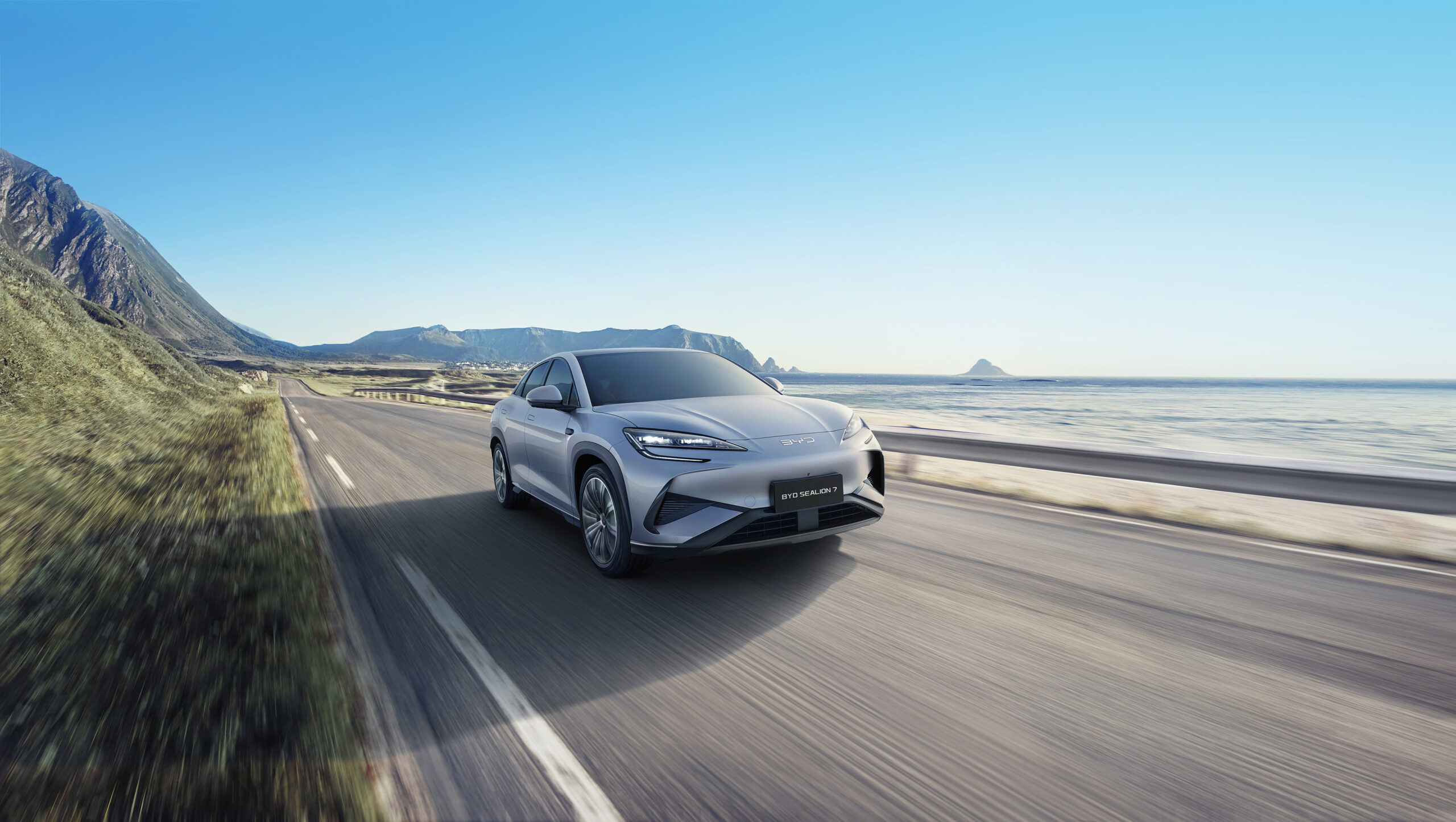 08、SEALION 7_LHD_Lifestyle_Outside_On Road_Right Front 30°_download_JPG 5000px