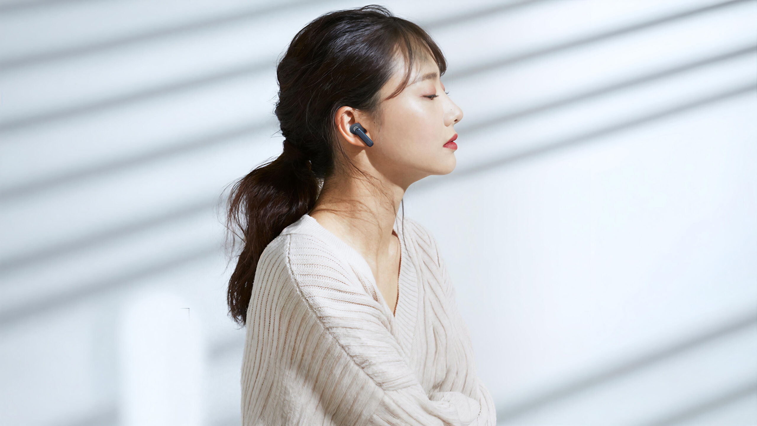 Creative Aurvana Ace Mimi 2 Creative Aurvana Ace Mimi lifestyle 2