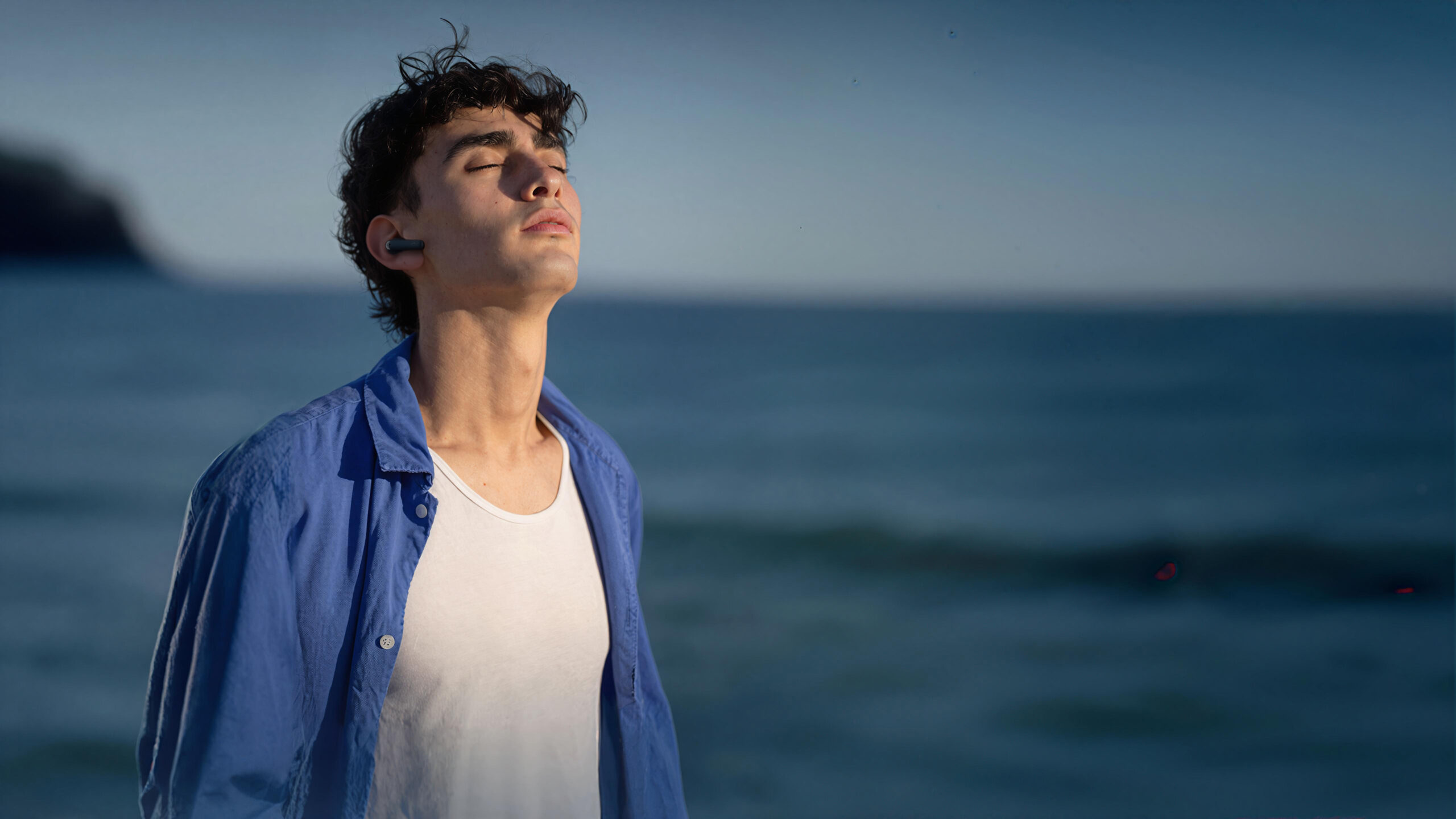 Creative Aurvana Ace Mimi 5 Creative Aurvana Ace Mimi lifestyle