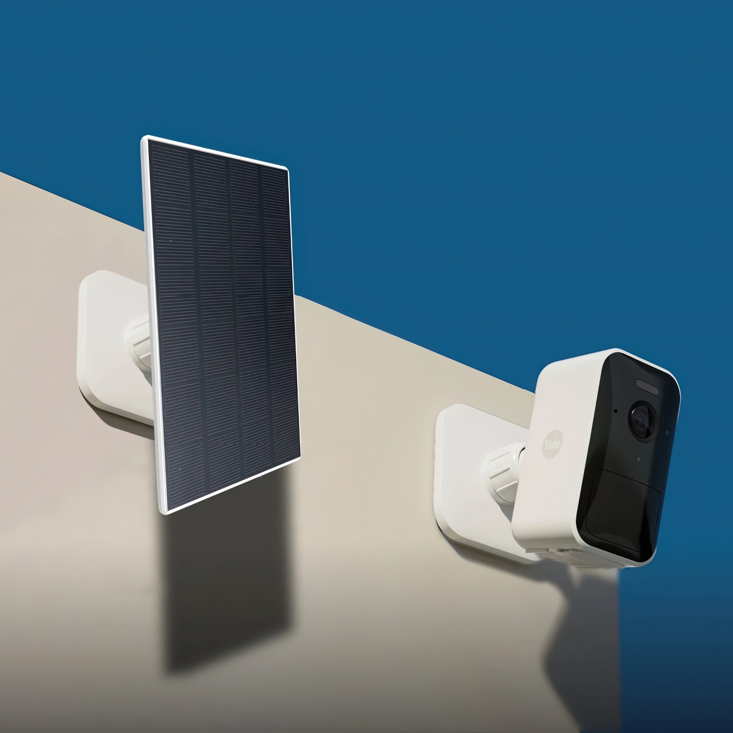 Overvågningskameraer: Det skal du overveje 1 Yale Outdoor Camera & Solar Panel Charger