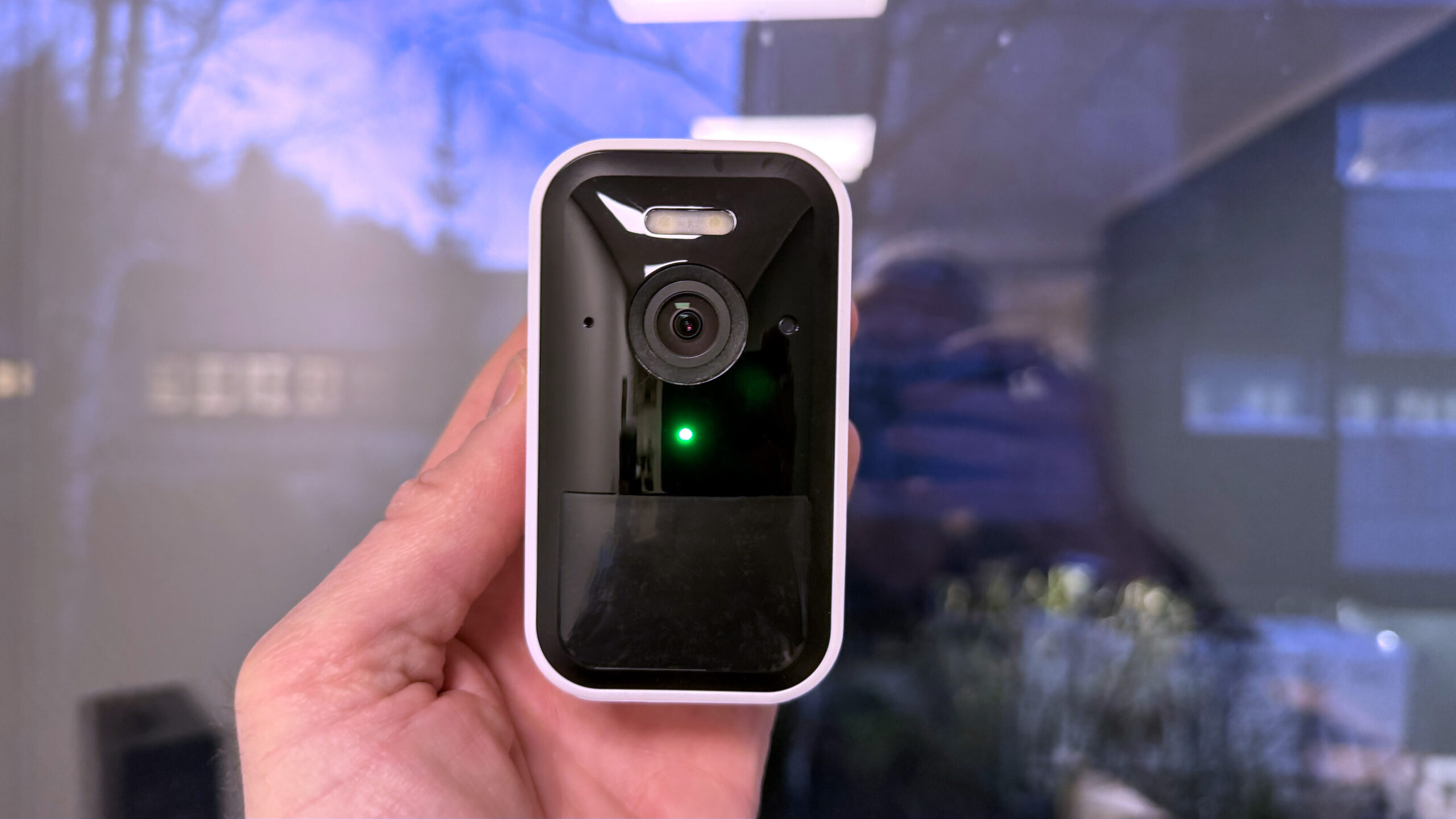 Yale Outdoor Camera in hand GeirNordby