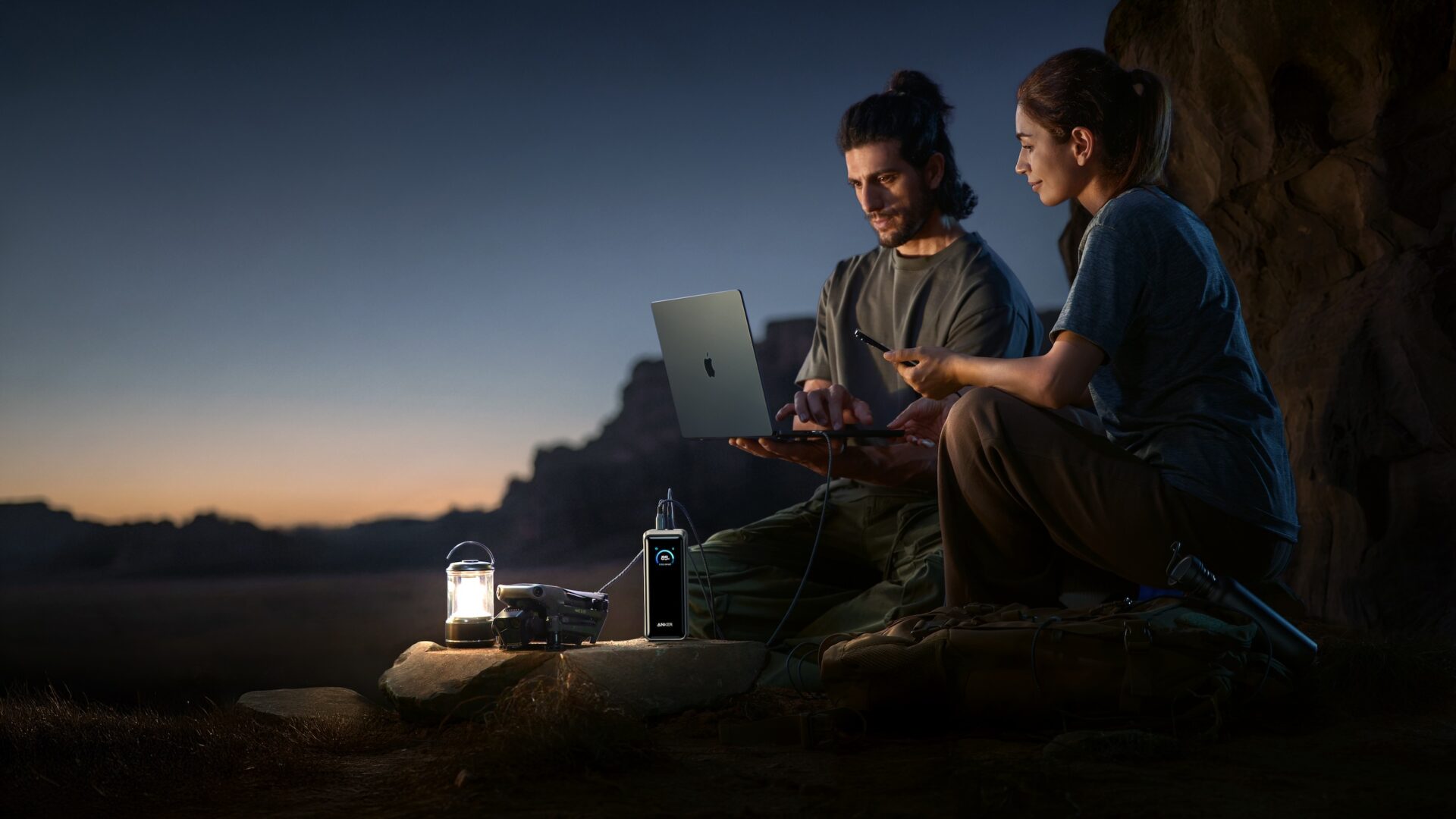 Oplad to MacBooks samtidig: Ny powerbank leverer 300W