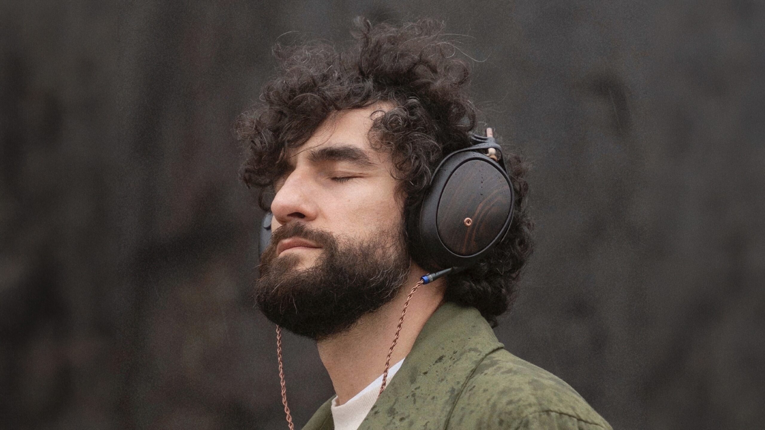 Meze Strada: Lukkede hovedtelefoner i træ 3 Meze Strada lifestyle