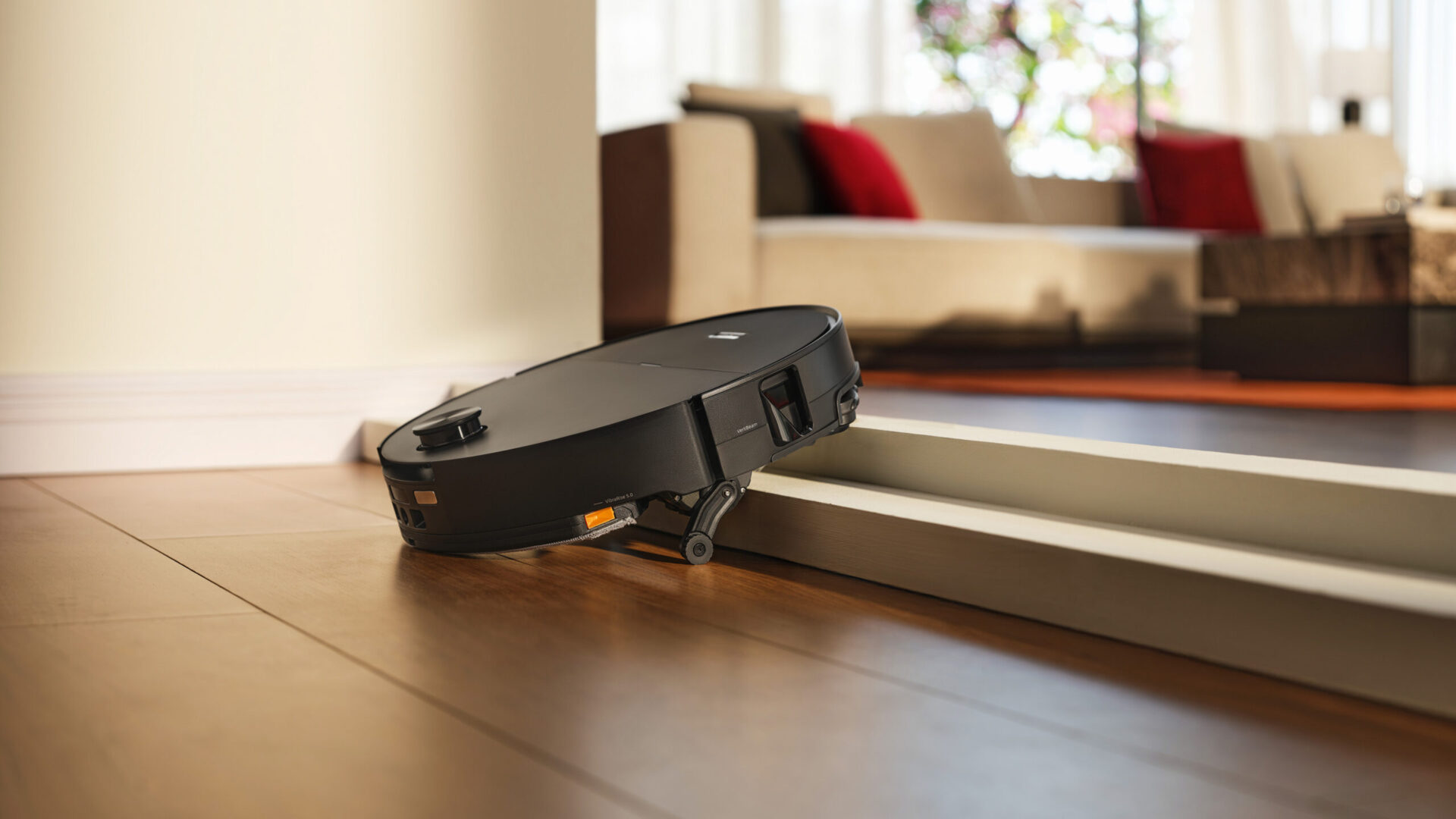 Roborock Saros 20 Sonic: Over danske dørtrin og under sofaer