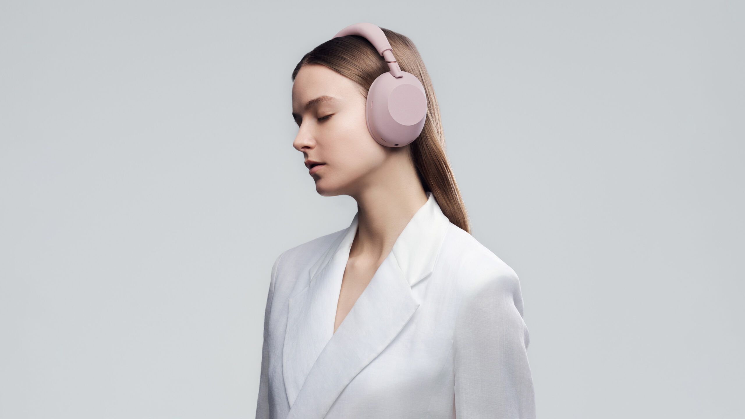 WH-1000XM6_SandPink_Lifestyle_HeroImage-Large