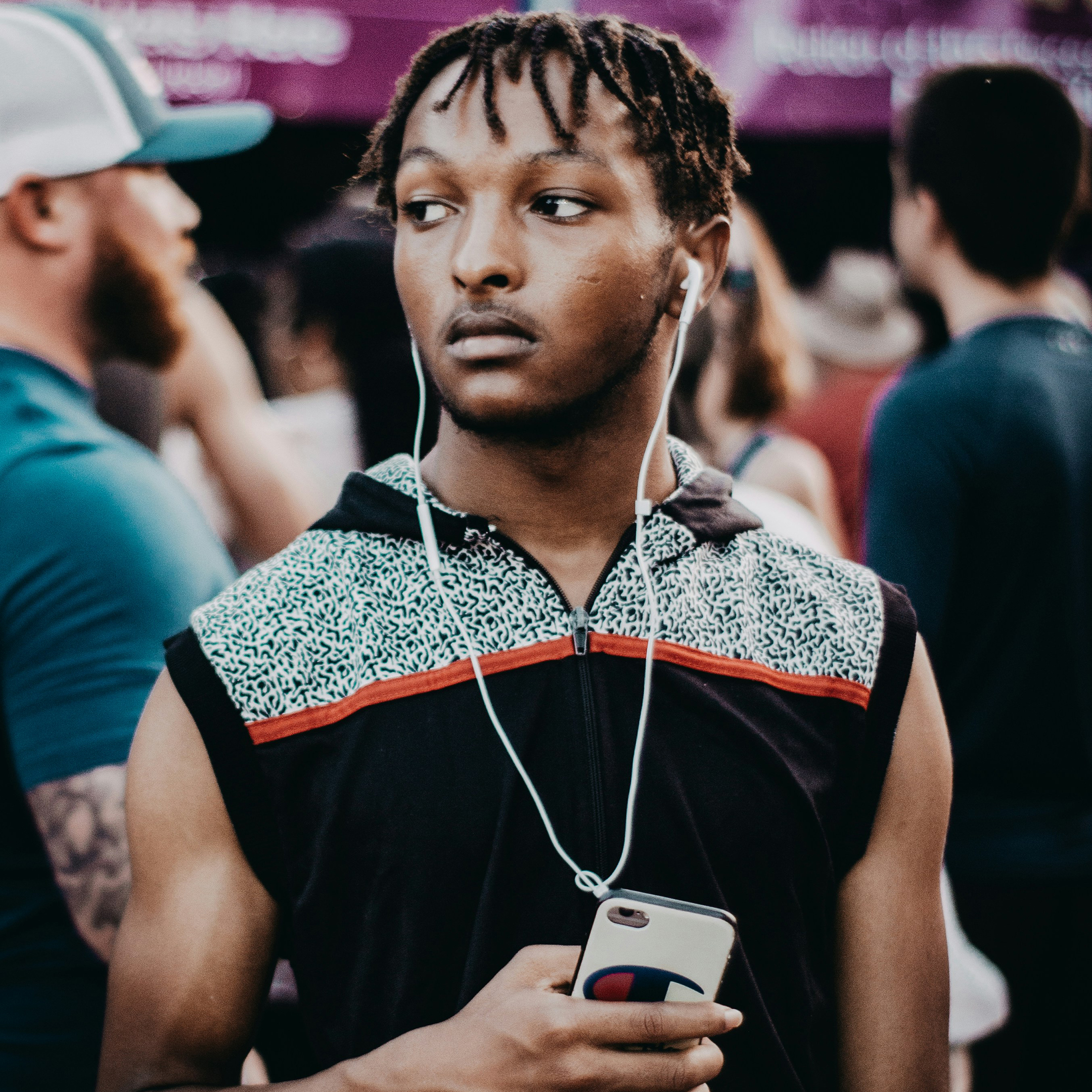 wired earbuds kablede ørepropper foto joshua-rodriguez