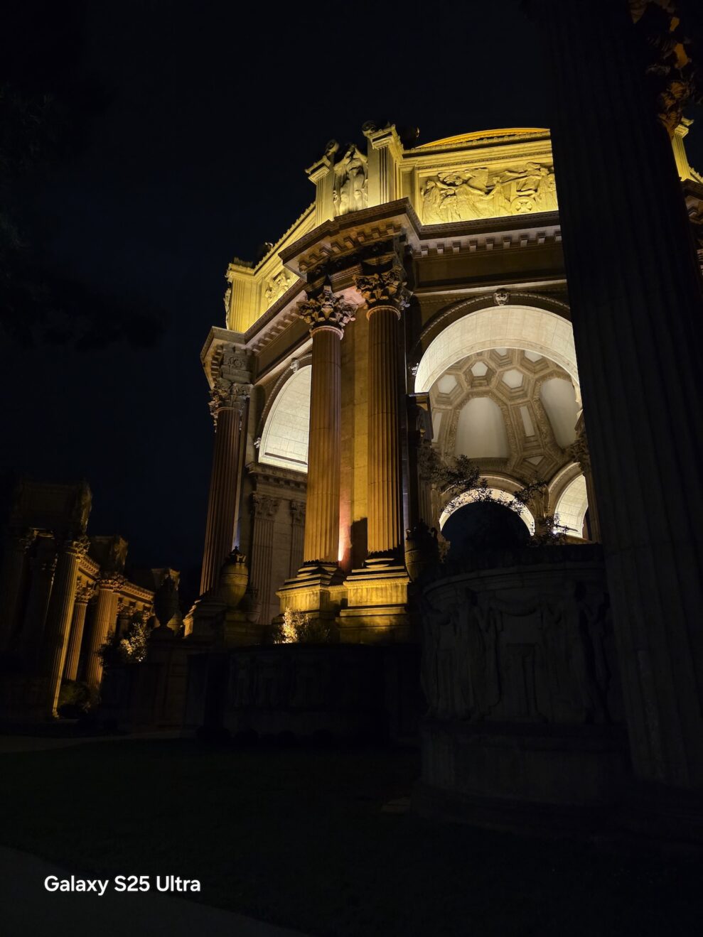 Galaxy-S25-Ultra-night-web