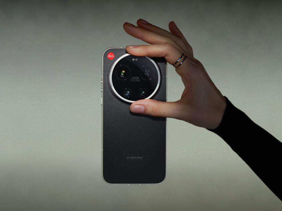 Leica Leitzphone lanceret 4 Leitzphone Keyvisual hand 1920x1440px PIM Press scaled 1