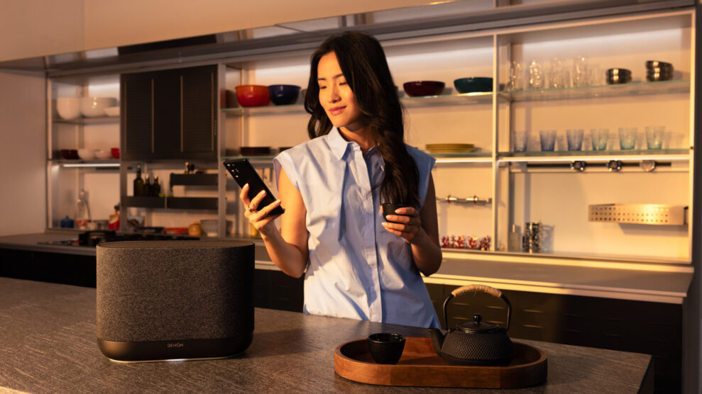 Low--Denon Home 400 Black Lifestyle 3 Low--Denon Home 400 Black Lifestyle 3