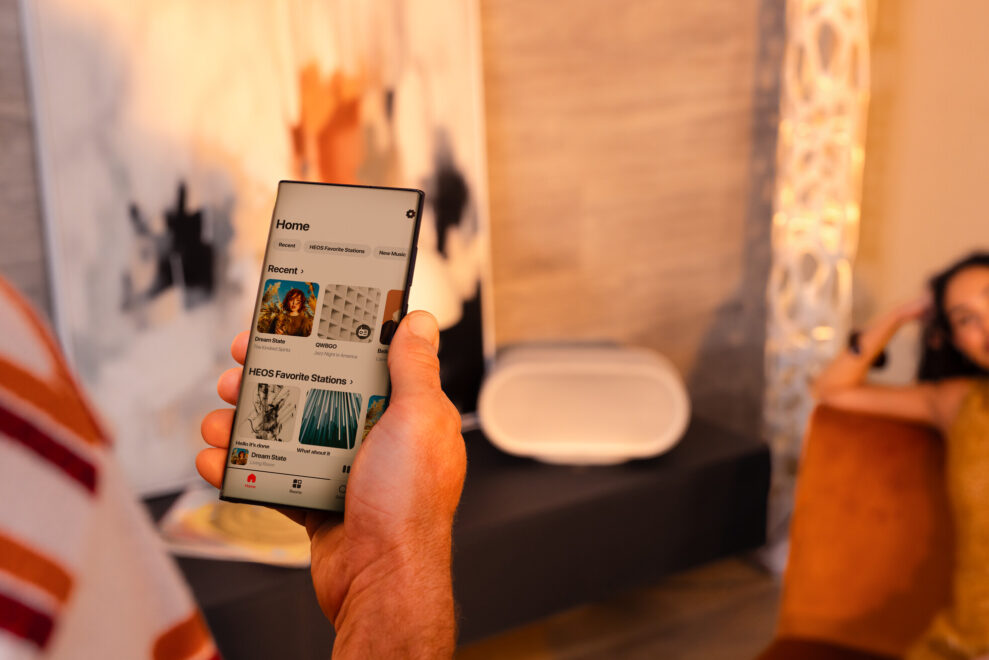 Denon Home 600 4 Low Denon Home 600 White Lifestyle 2