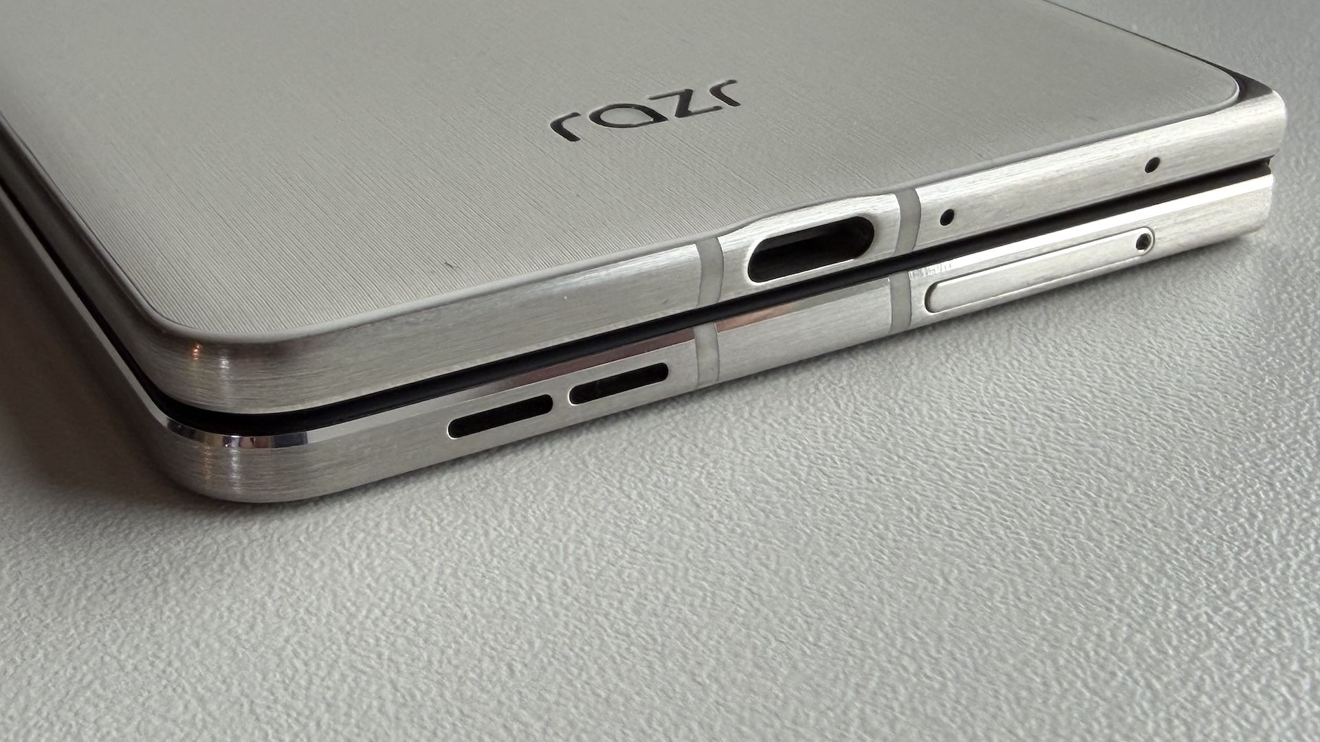 MWC 2026: Motorola lancerer Razr Fold med Gorilla Glass Ceramic 3 4 Motorola Razr Fold