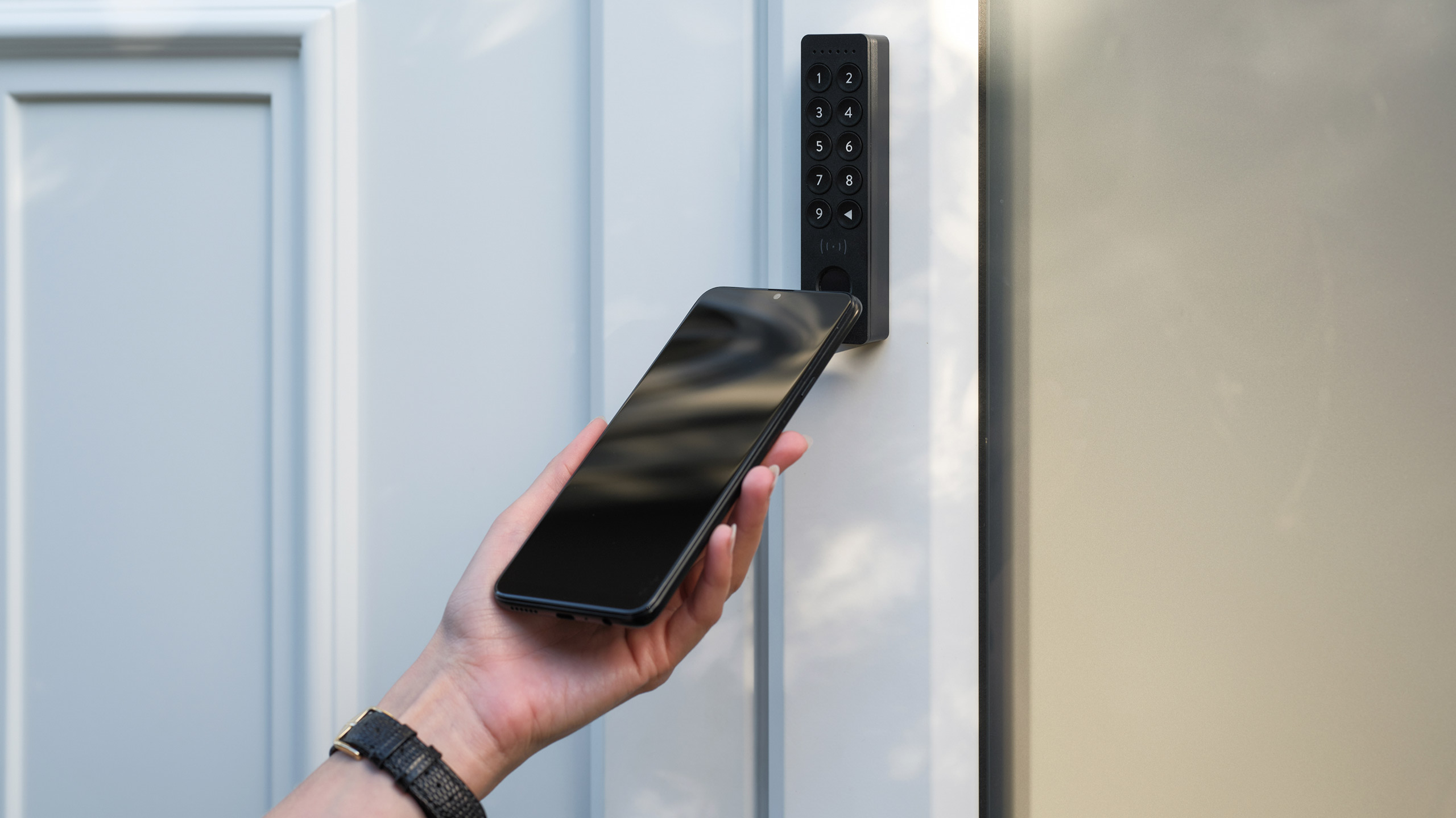 Åbn din smarte lås ved at holde mobilen hen til den 1 NukiKeypad2NFC 1